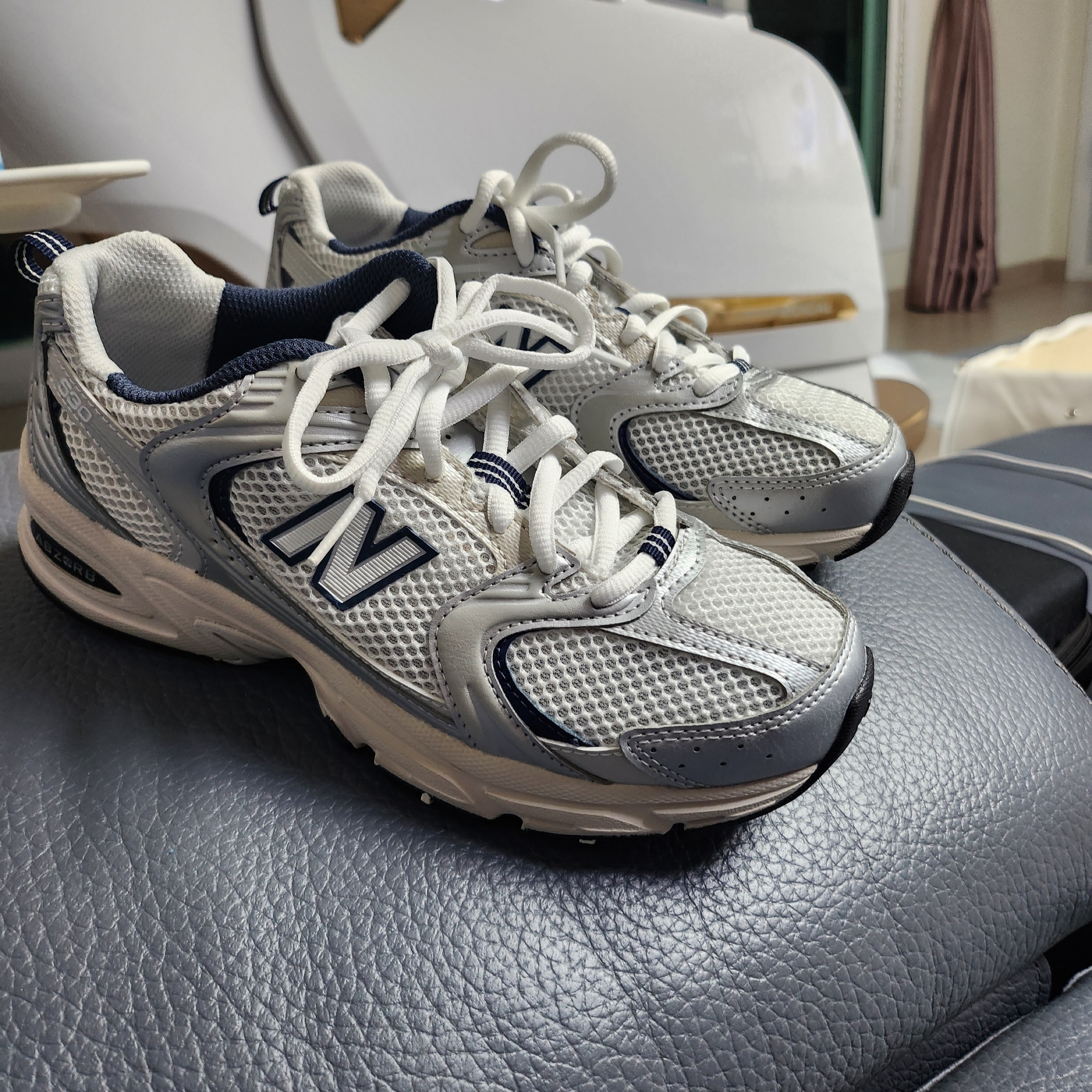 New Balance 530 Steel Grey 착용 스타일 - 1