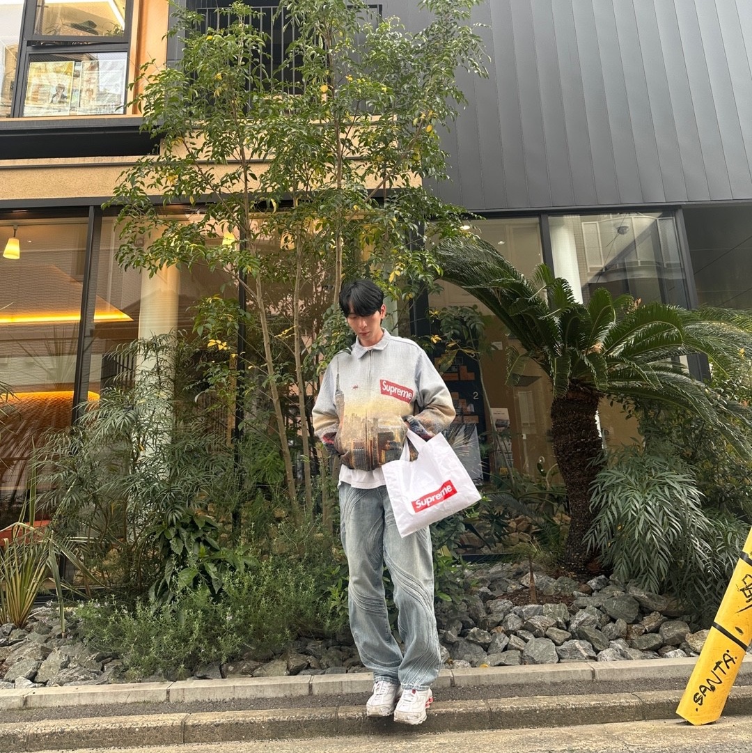 Supreme Aerial Tapestry Harrington Jacket - 20FW, Supreme S Logo Loose Fit Jean Washed Blue - 24SS 착용 스타일