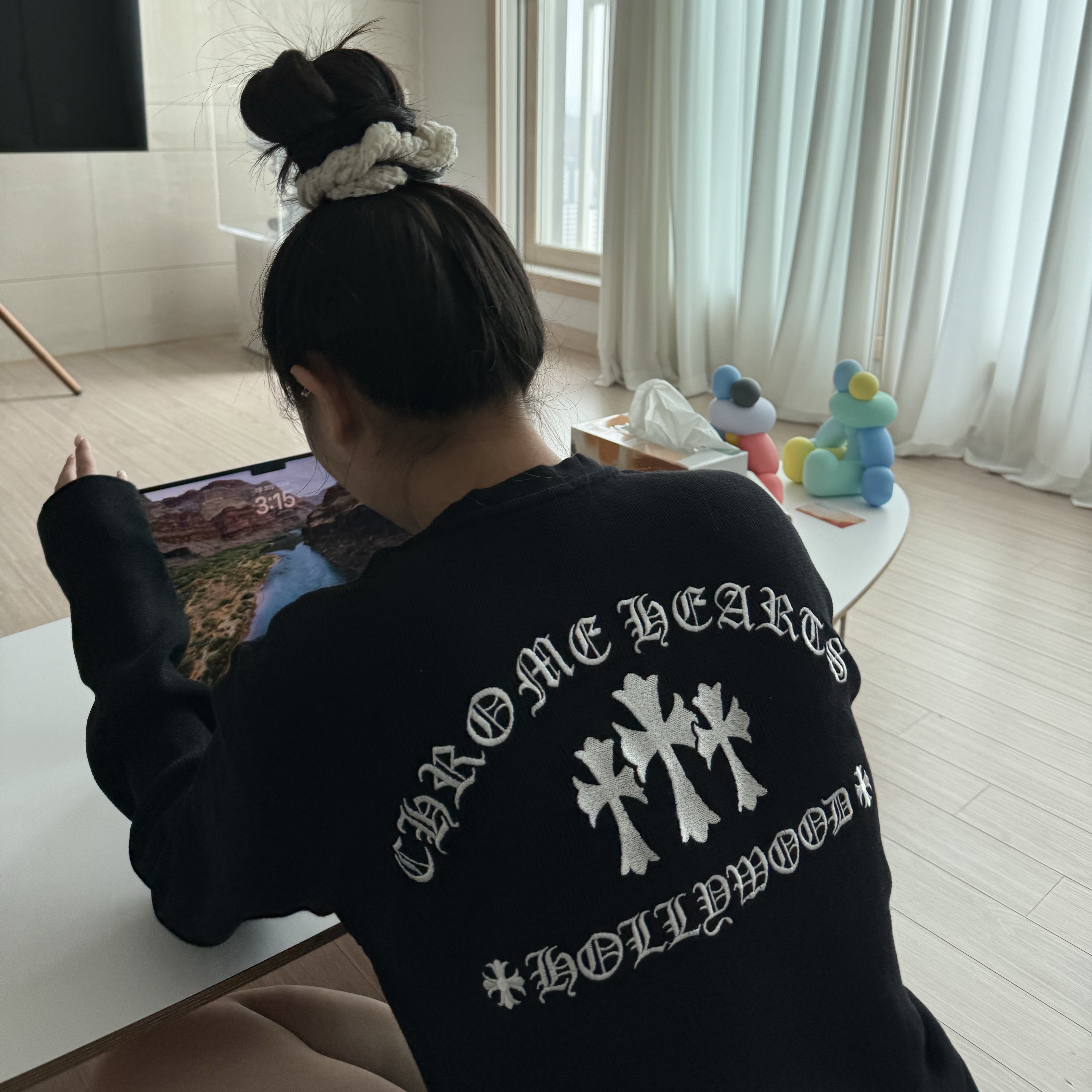 Chrome Hearts Triple Cross Hollywood Script Logo LS T-Shirt Black 착용 스타일 - 2