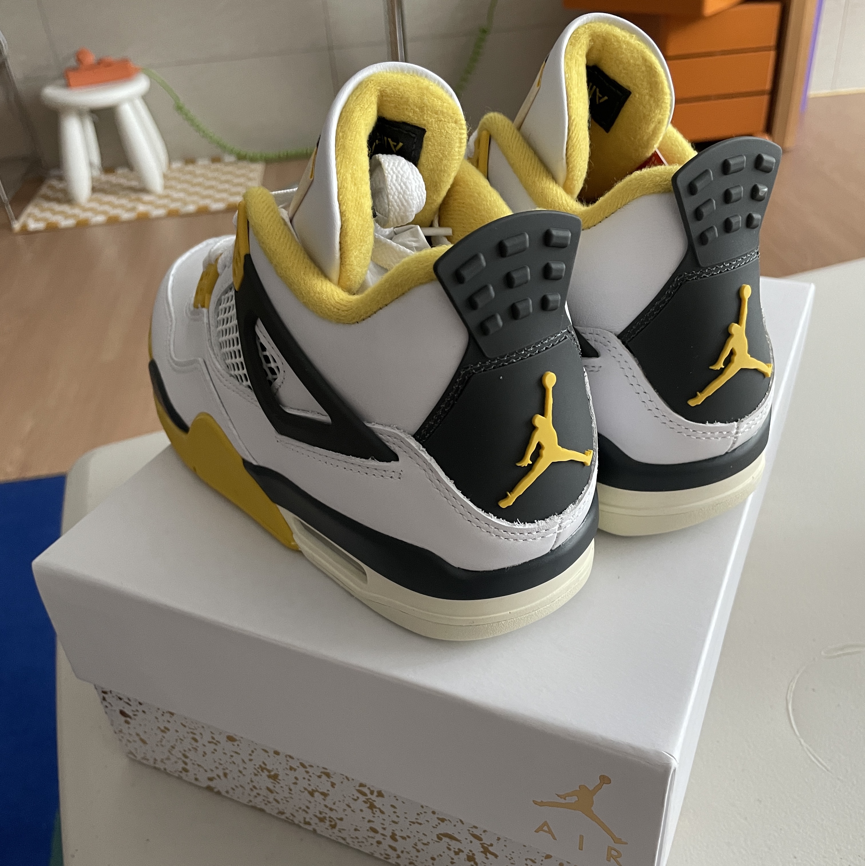 (W) Jordan 4 Retro Vivid Sulfur 착용 스타일 - 2