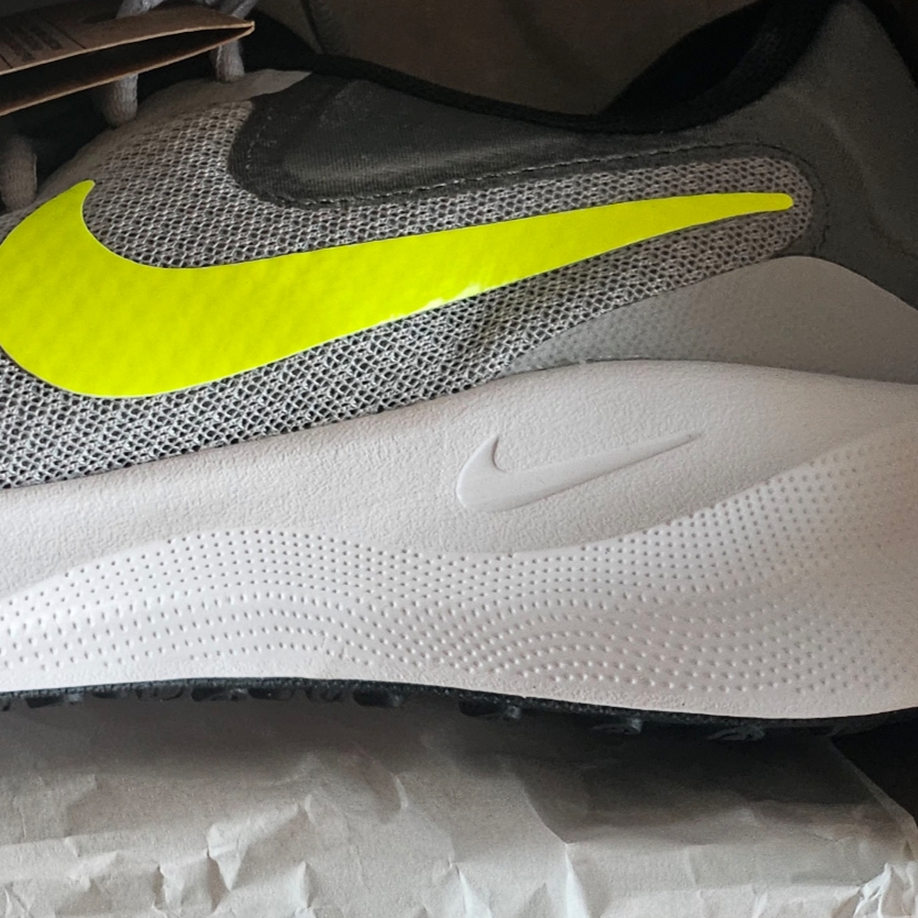 Nike Revolution 7 Smoke Grey Bolt 착용 스타일