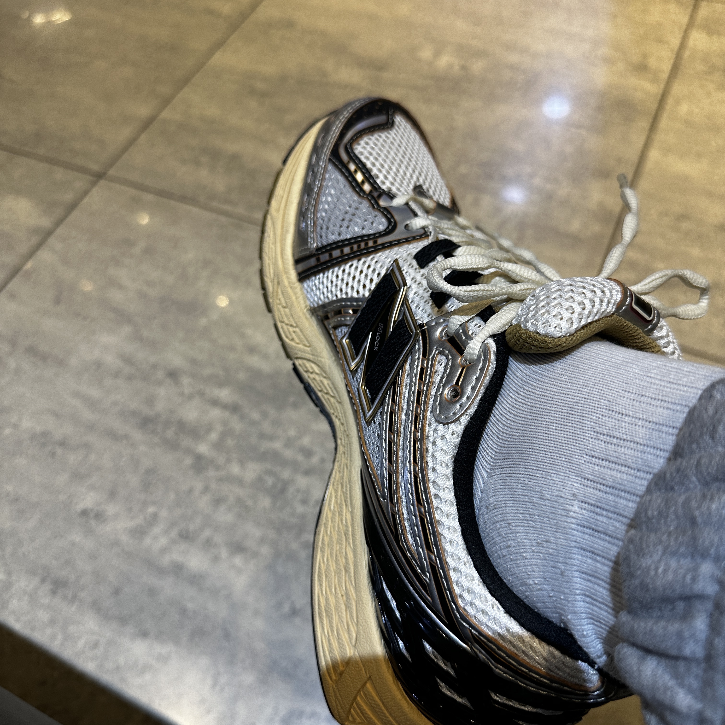 New Balance 1906R Vintage Grey Metallic Silver 착용 스타일