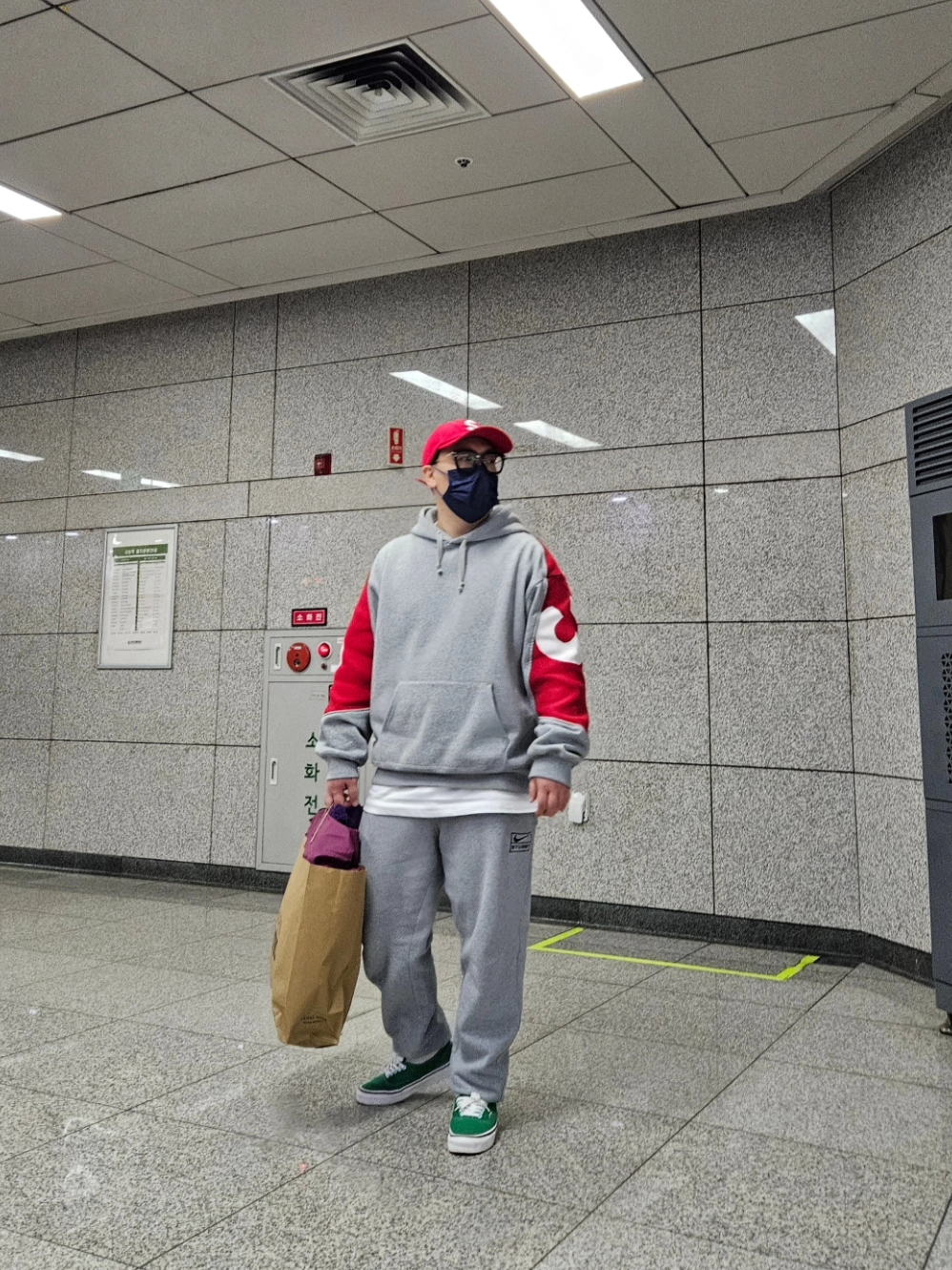 Supreme Big Logo Jacquard Hooded Sweatshirt Heather Grey - 23FW, Nike x Stussy NRG RA Fleece Pants Dark Grey Heather (DJ9490-063) 착용 스타일 - 1