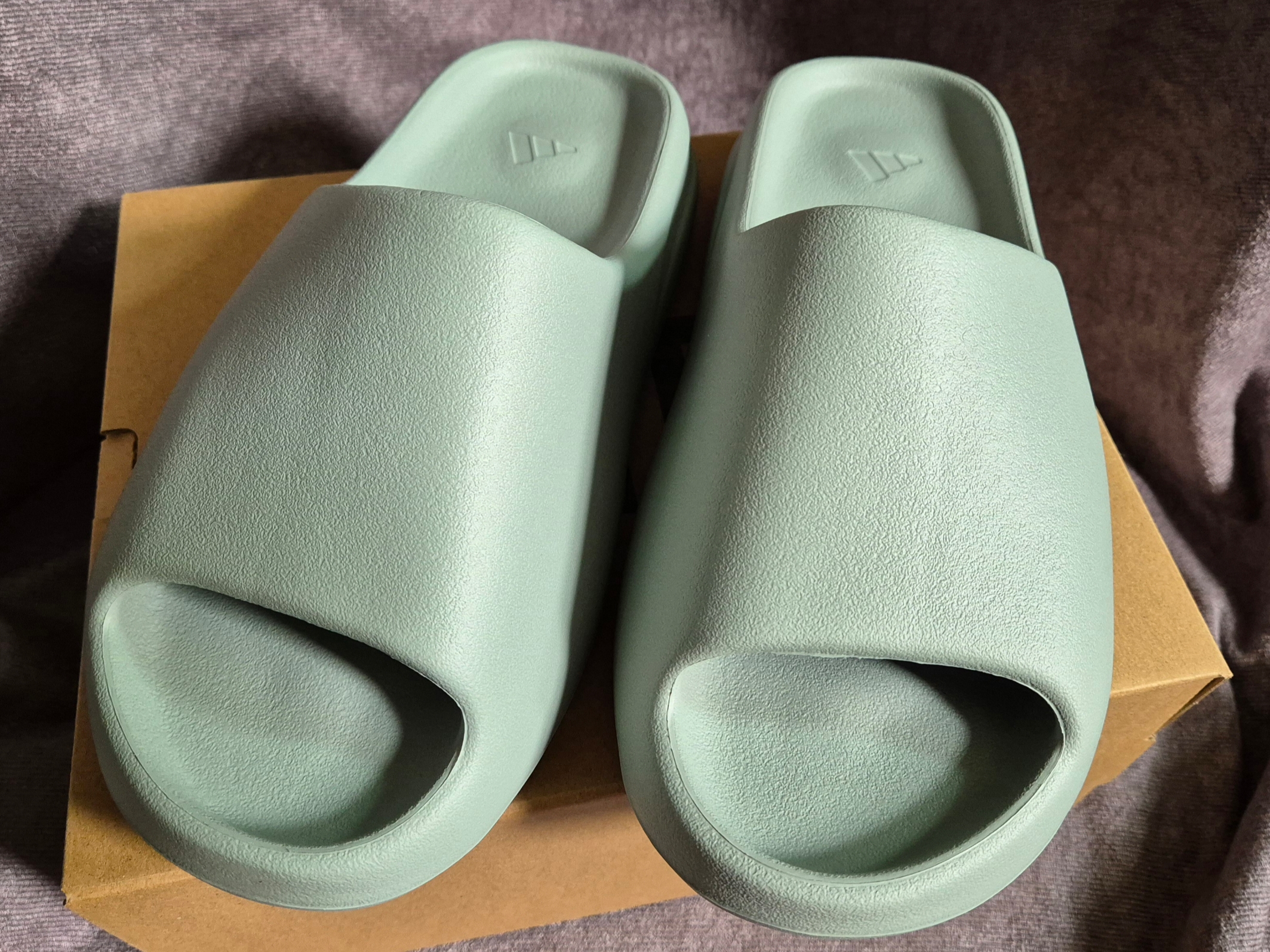 Adidas Yeezy Slide Salt, Adidas Yeezy Slide Dark Onyx 2024 착용 스타일 - 2