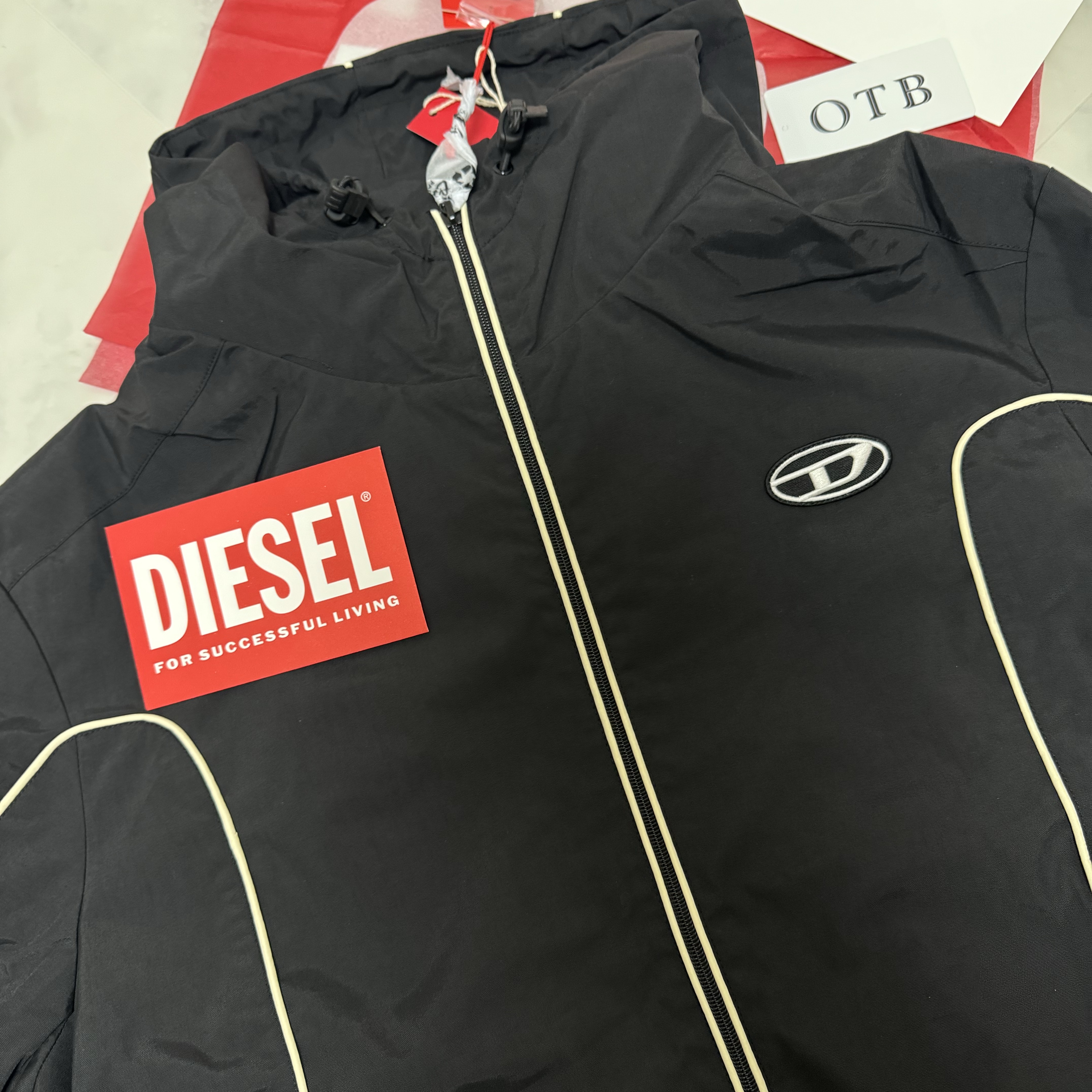 Diesel J-Hives Windbreaker with Contrast Piping Black, Jordan 1 Retro High OG Chicago 2022 착용 스타일 - 2