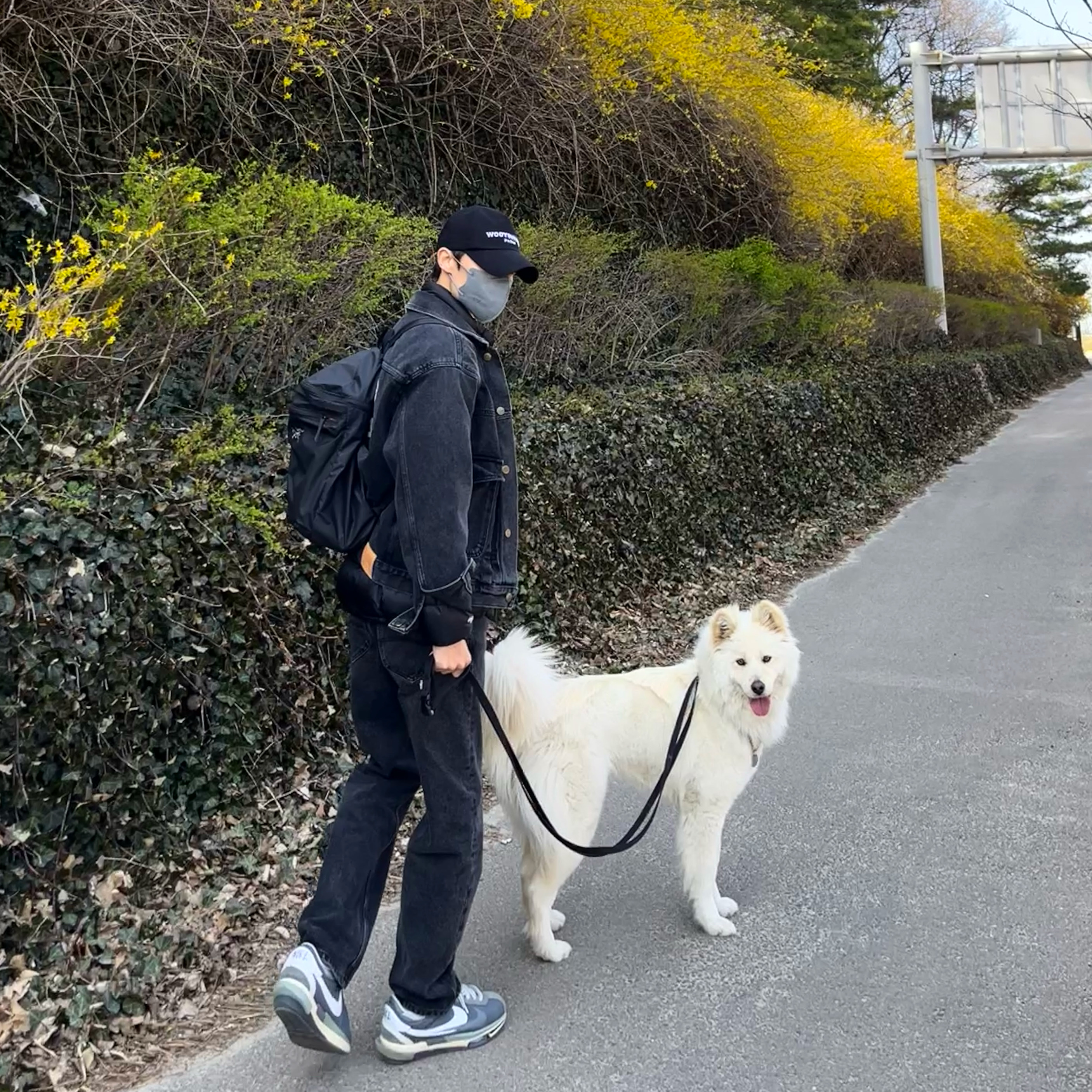 Arc'teryx Heliad 15 Backpack Black, Wooyoungmi White Embroidered Logo Ball Cap Black 착용 스타일