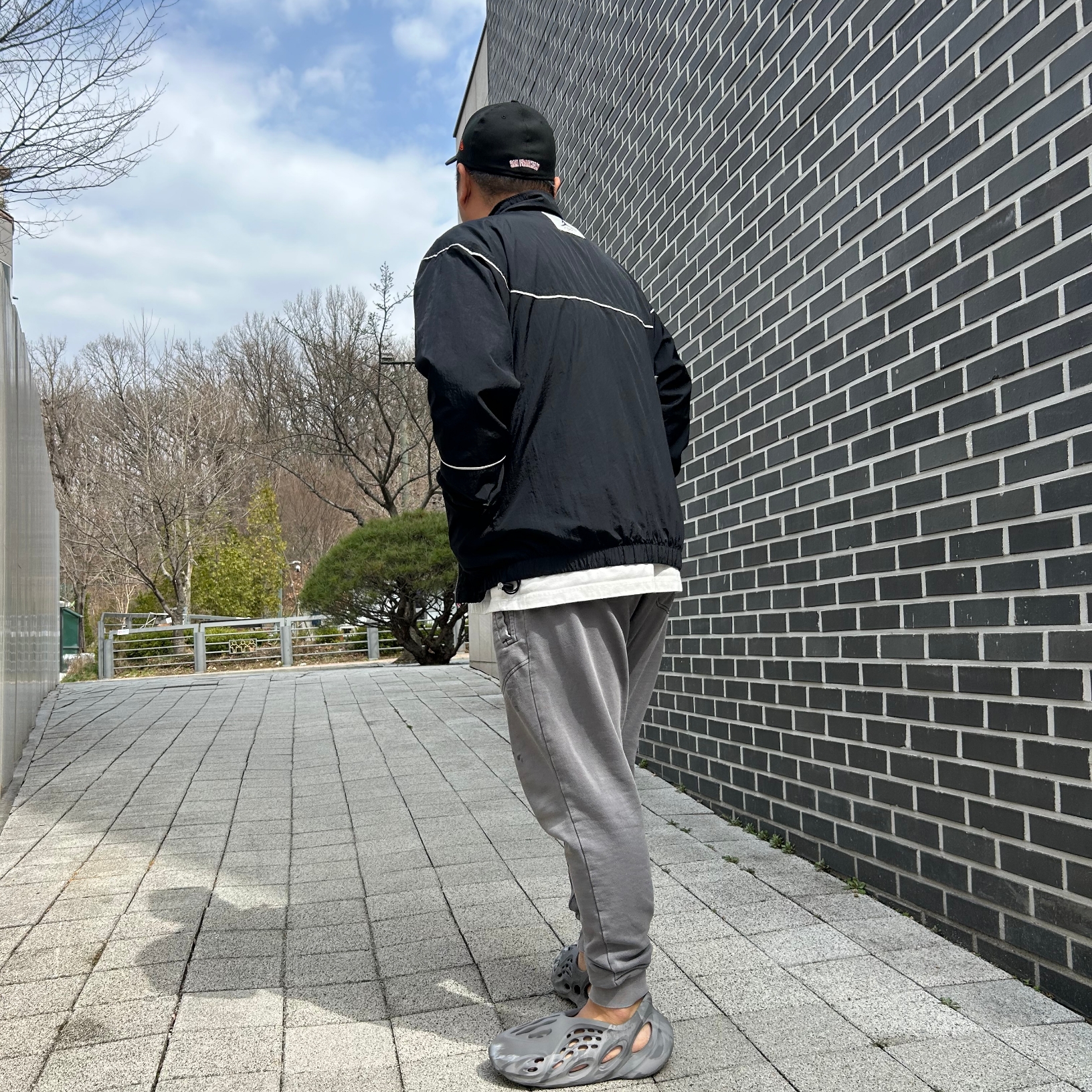 Adidas Yeezy Foam RNNR MX Granite 착용 스타일