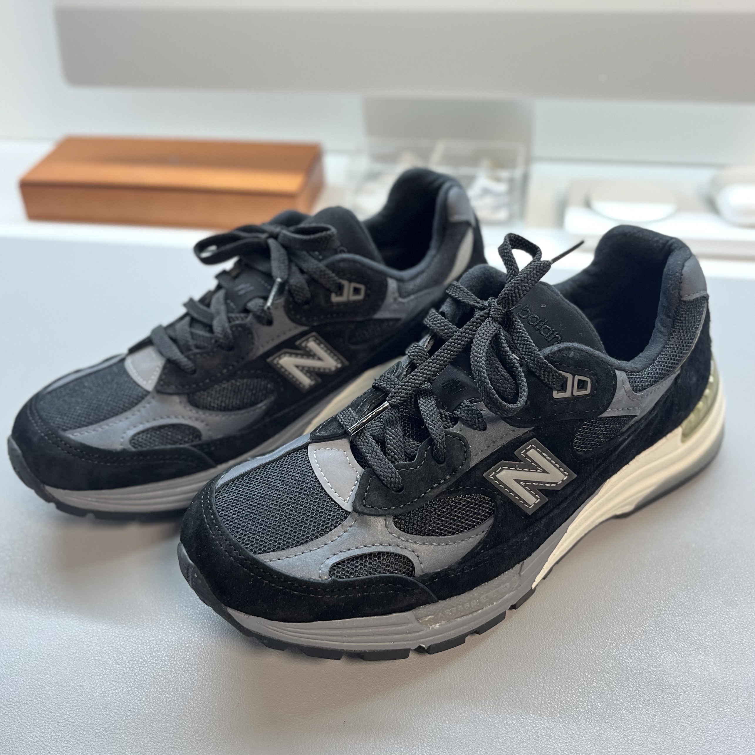 New Balance 992 Made in USA Black 착용 스타일 - 2