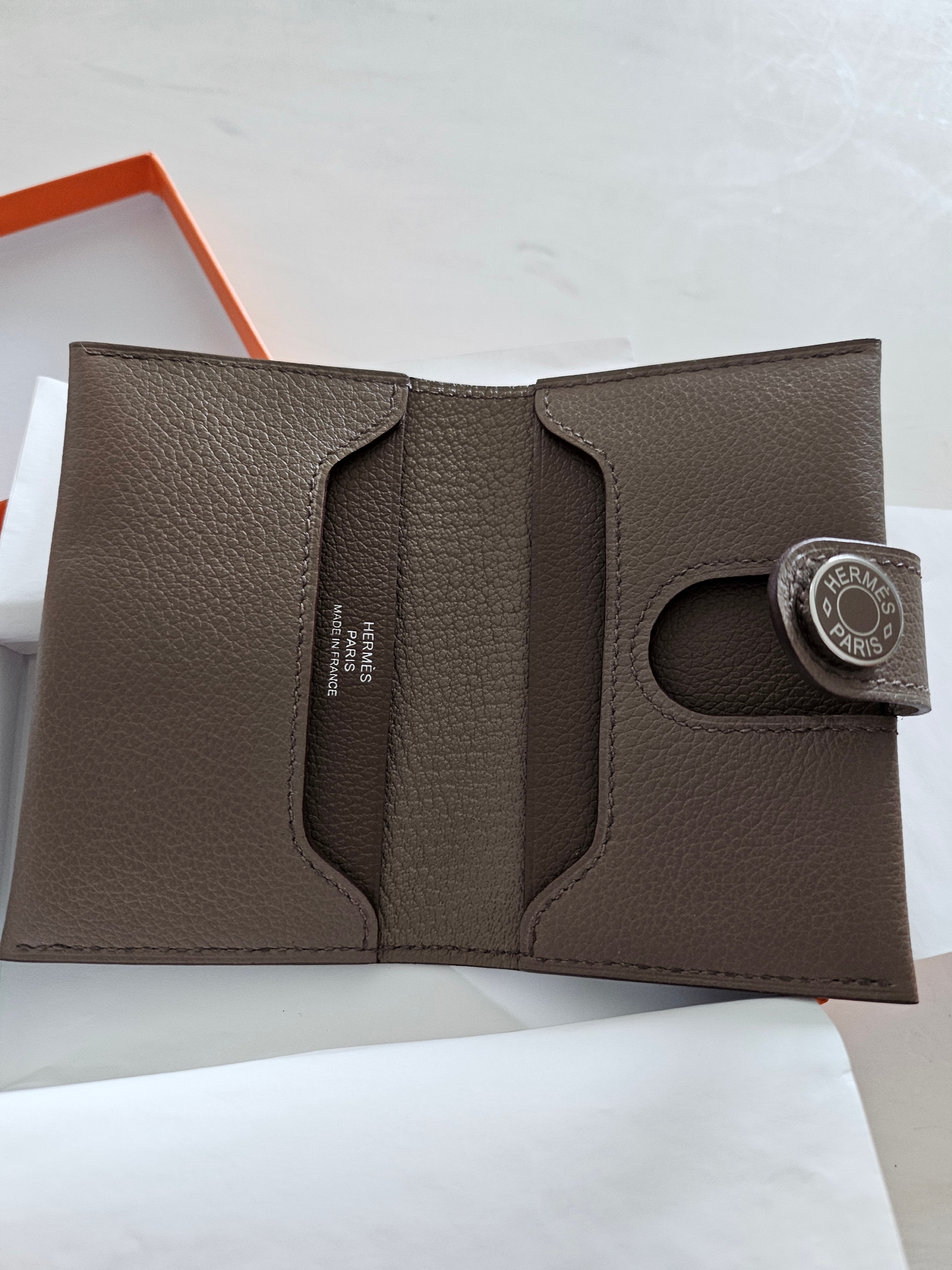 Hermes Porte Cartes R.M.S Two-Tone Card Holder Evercolor & Palladium Etoupe Toundra 착용 스타일 - 2