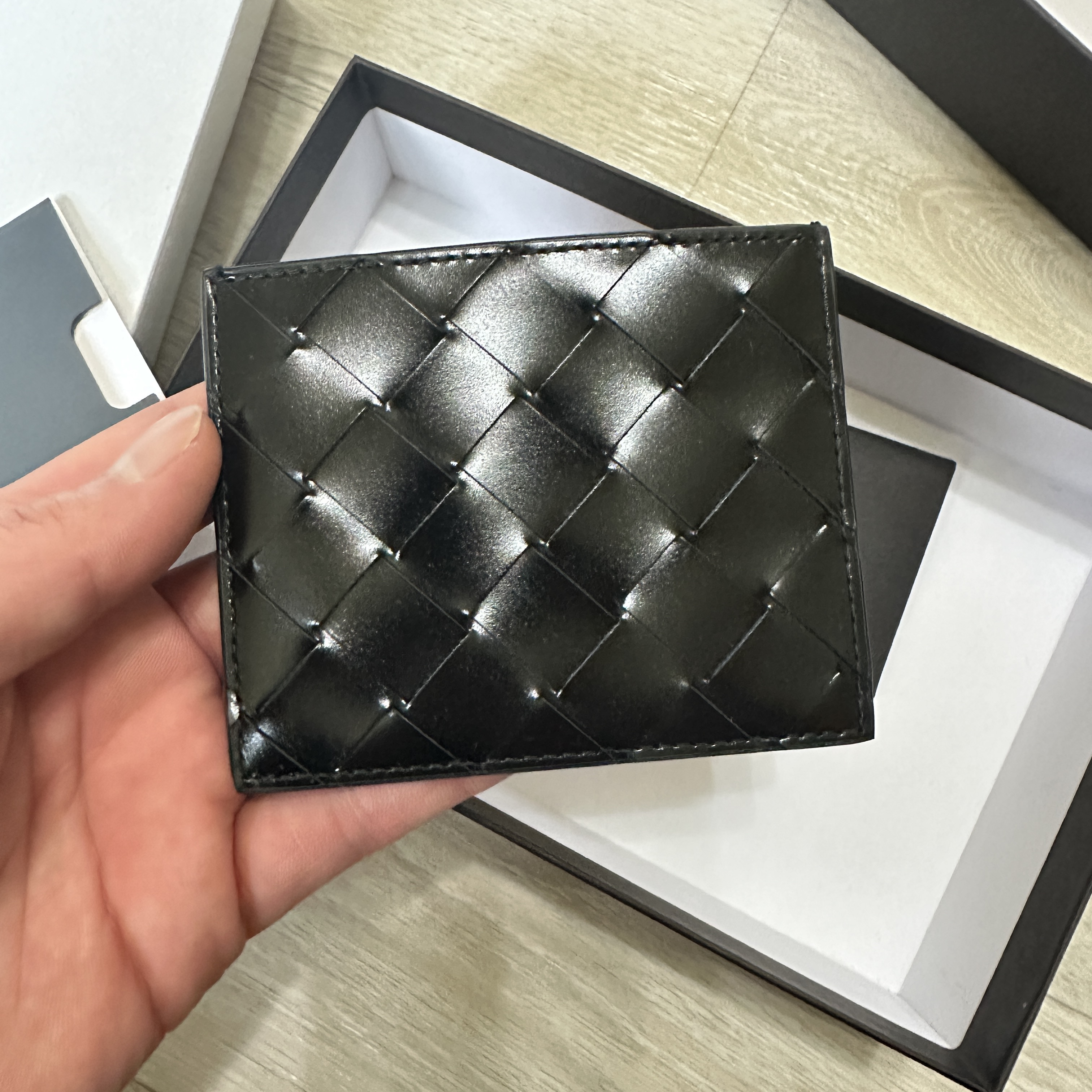 Bottega Veneta Card Case Black 착용 스타일