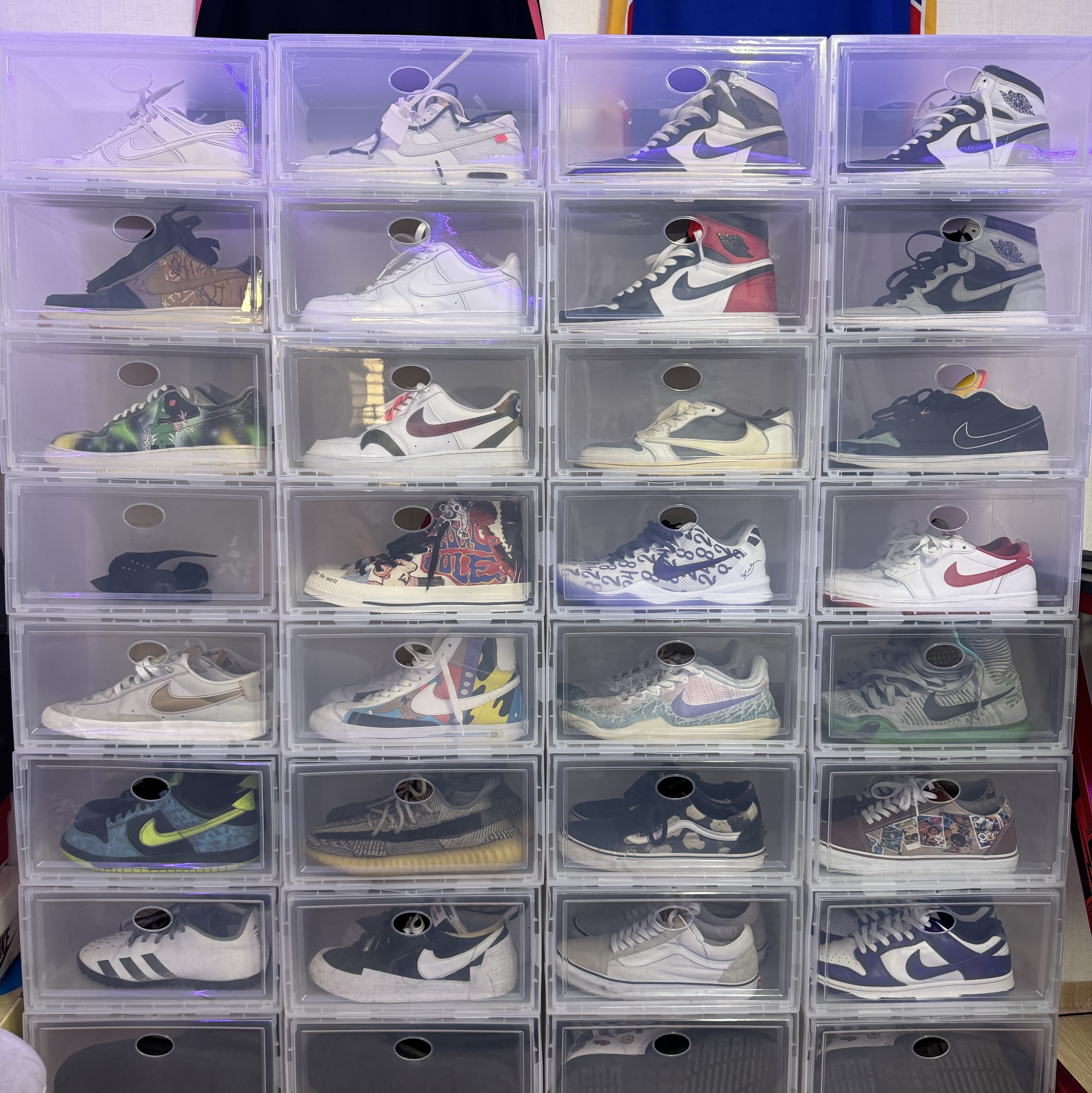 Jordan 1 x Travis Scott Retro Low OG SP Sail and Ridgerock, Nike Kobe 8 Protro Court Purple 착용 스타일