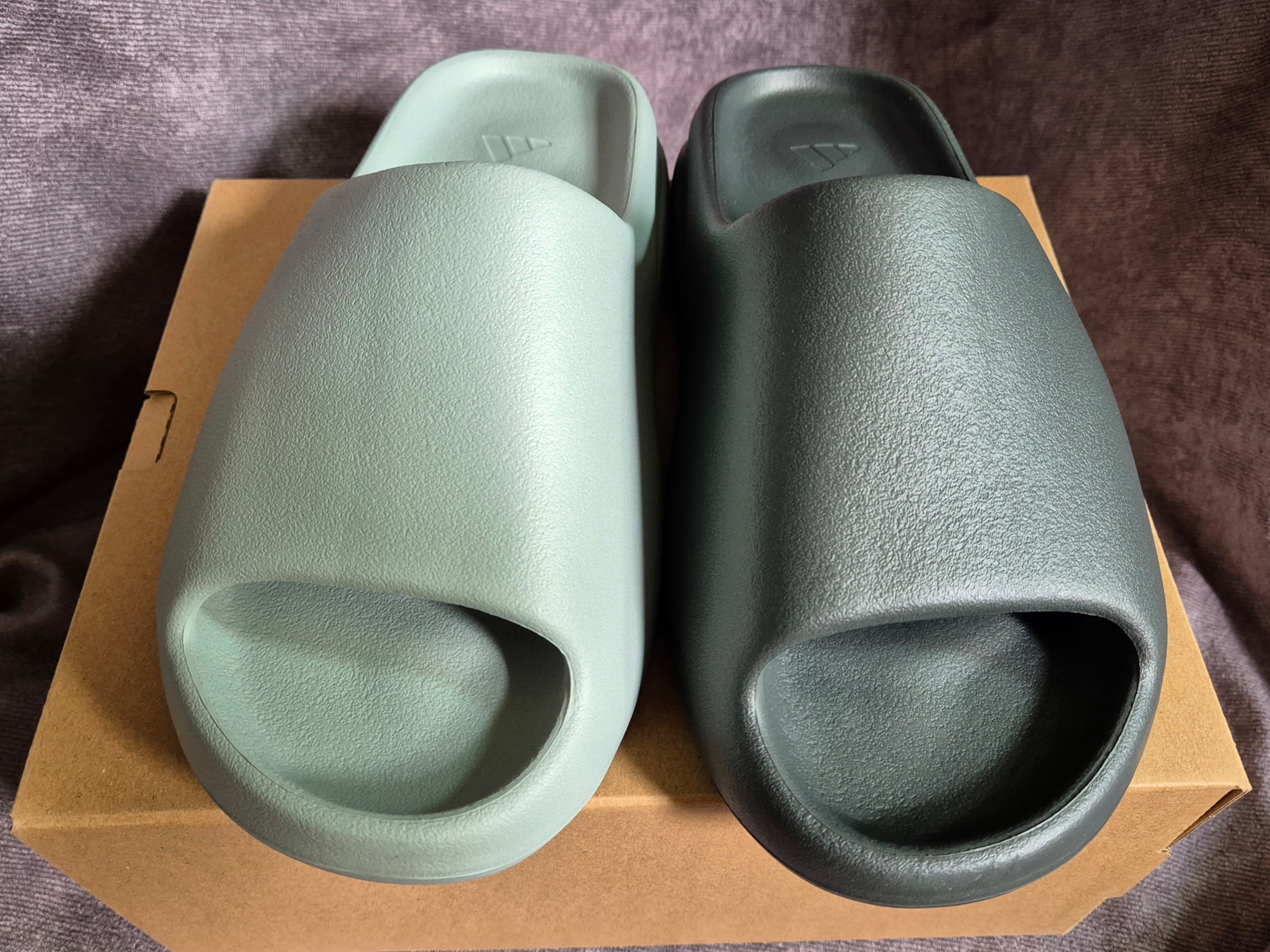 Adidas Yeezy Slide Salt, Adidas Yeezy Slide Dark Onyx 2024 착용 스타일 - 3