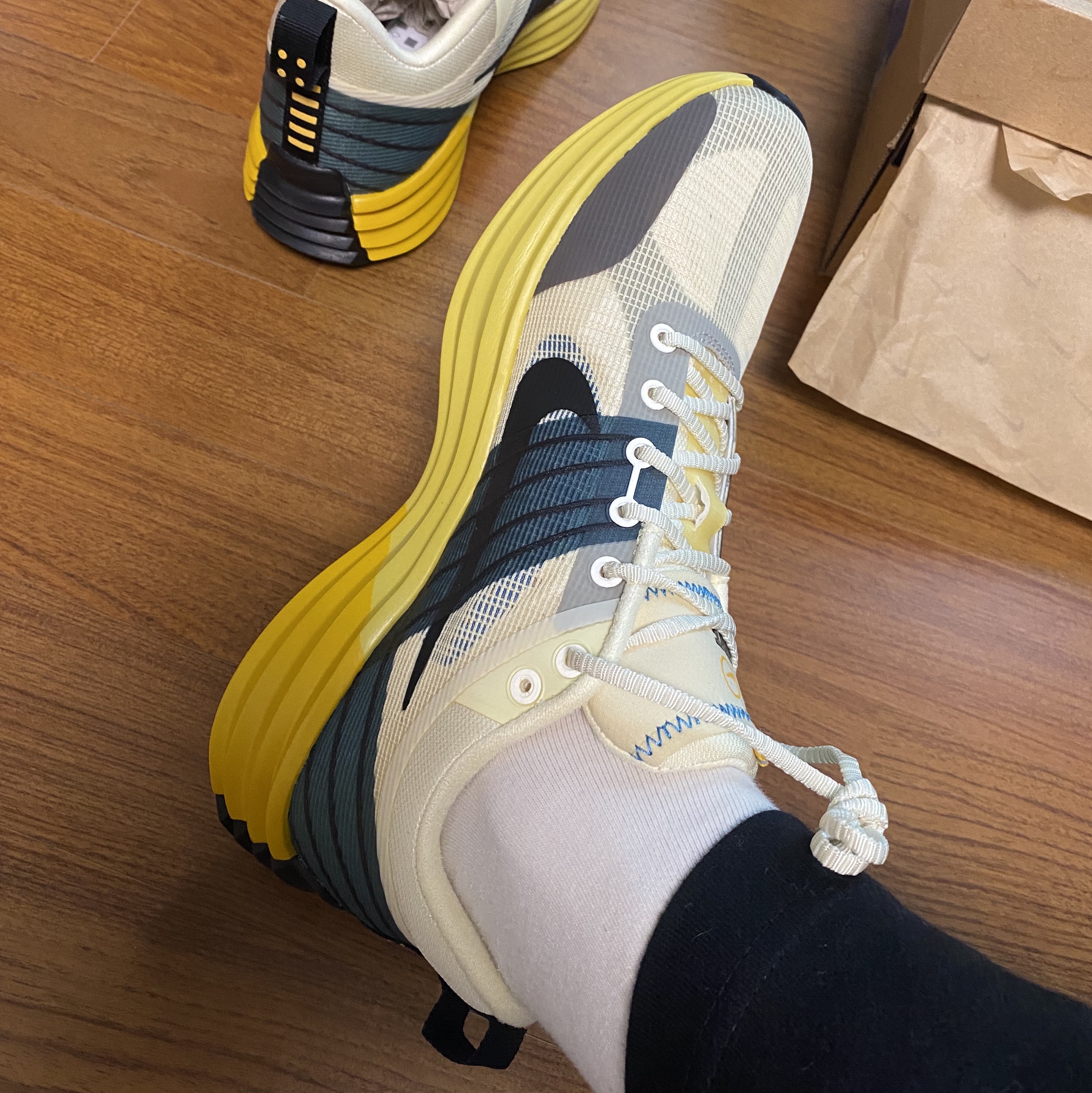 Nike Lunar Roam Alabaster and Green Abyss 착용 스타일