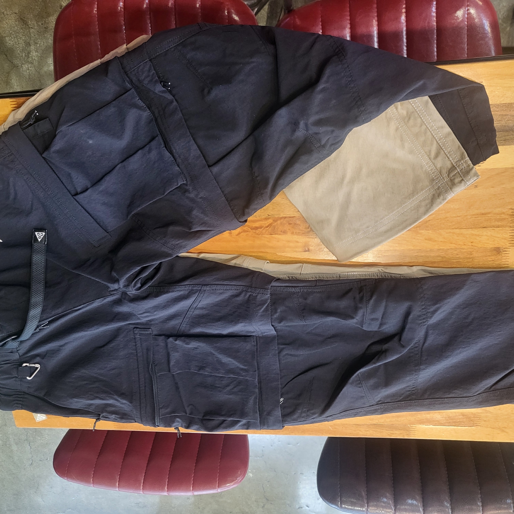 Nike ACG Smith Summit Cargo Pants Khaki Iron Ore - US/EU, Nike ACG Smith Summit Cargo Pants Black Anthracite - Asia 착용 스타일 - 2