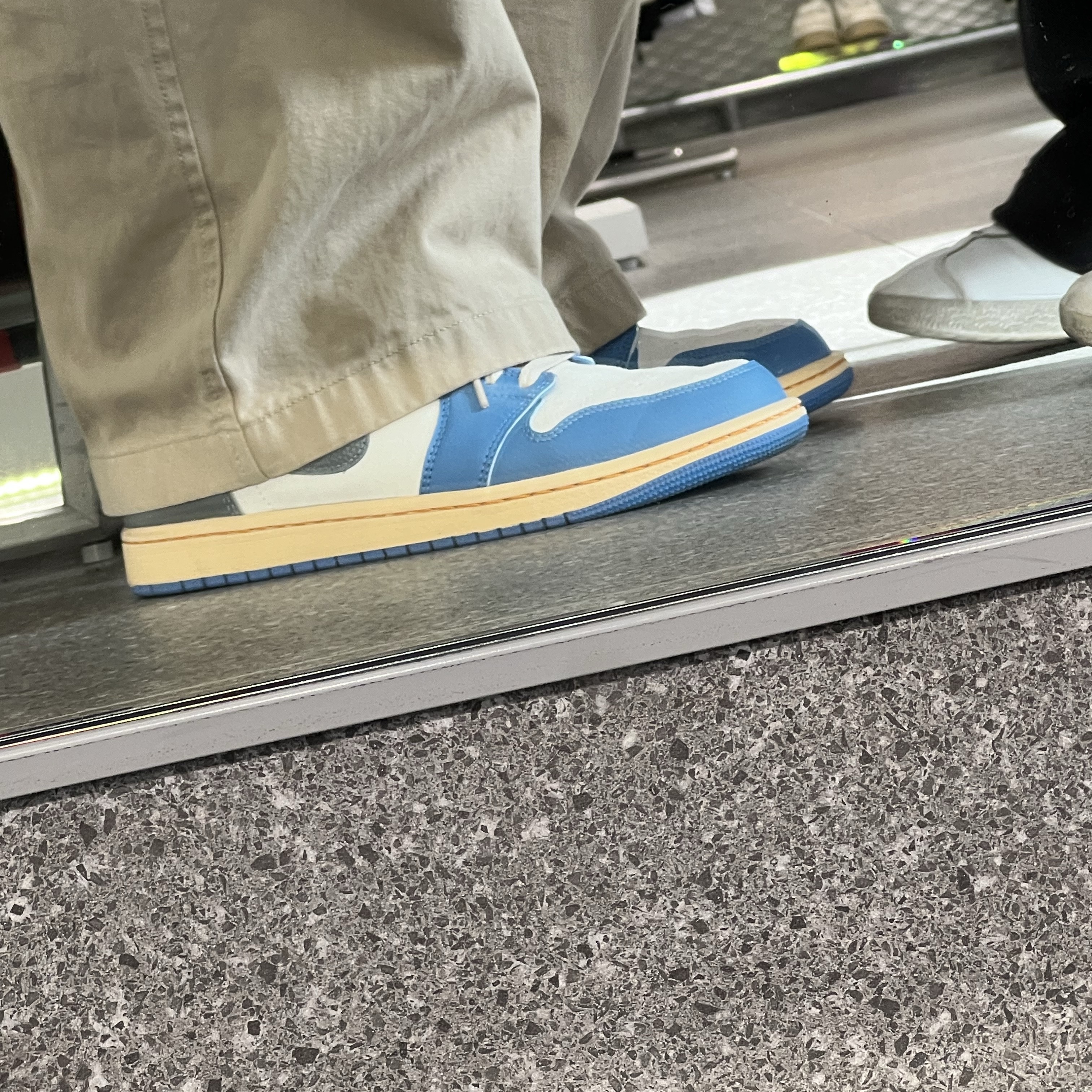 Jordan 1 Low SE Tokyo 96 착용 스타일 - 2