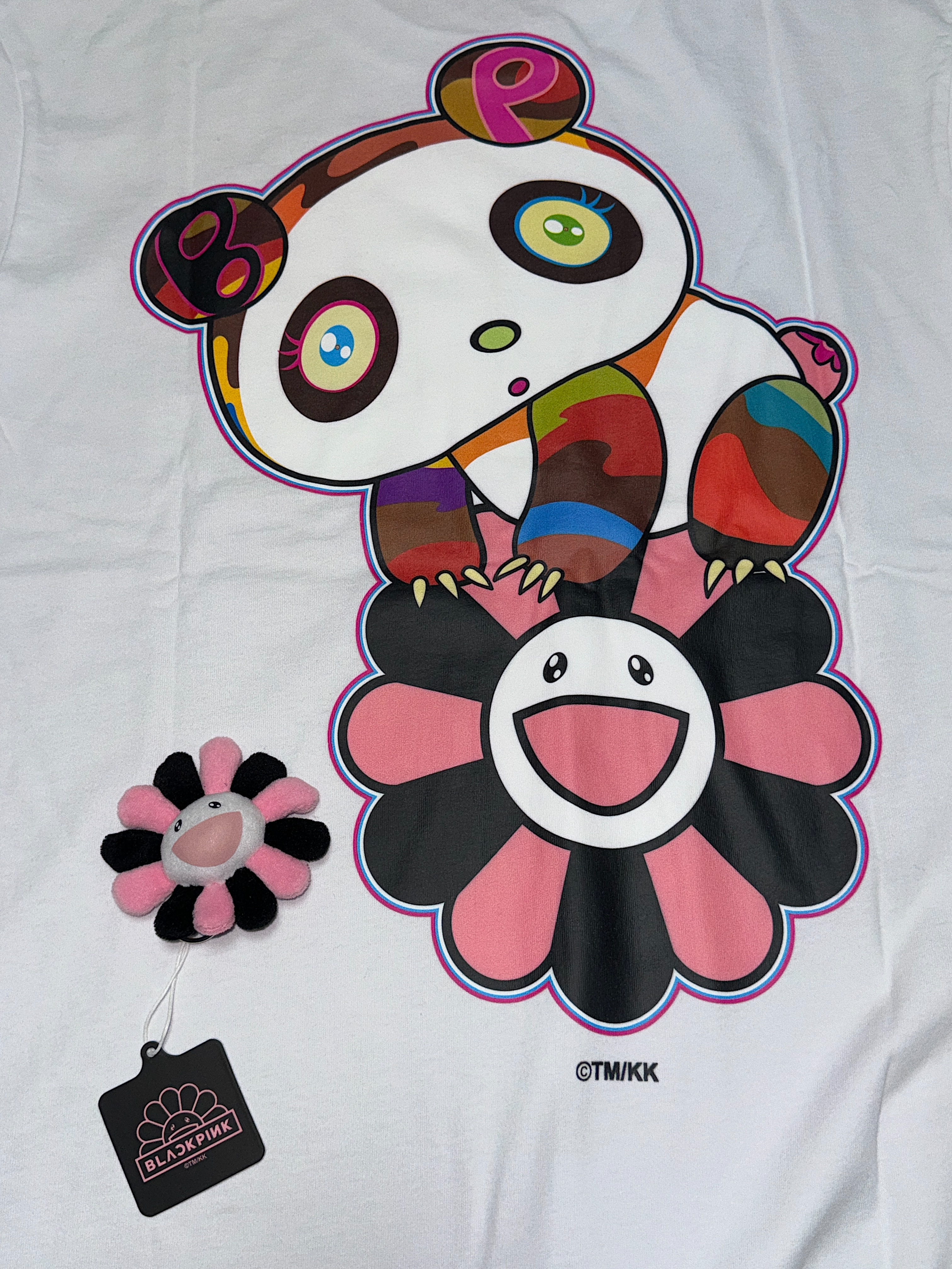 Kaikai Kiki x Blackpink Flower Keychain, Kaikai Kiki x Blackpink Pandakashi Dreams T-Shirt White 착용 스타일 - 8