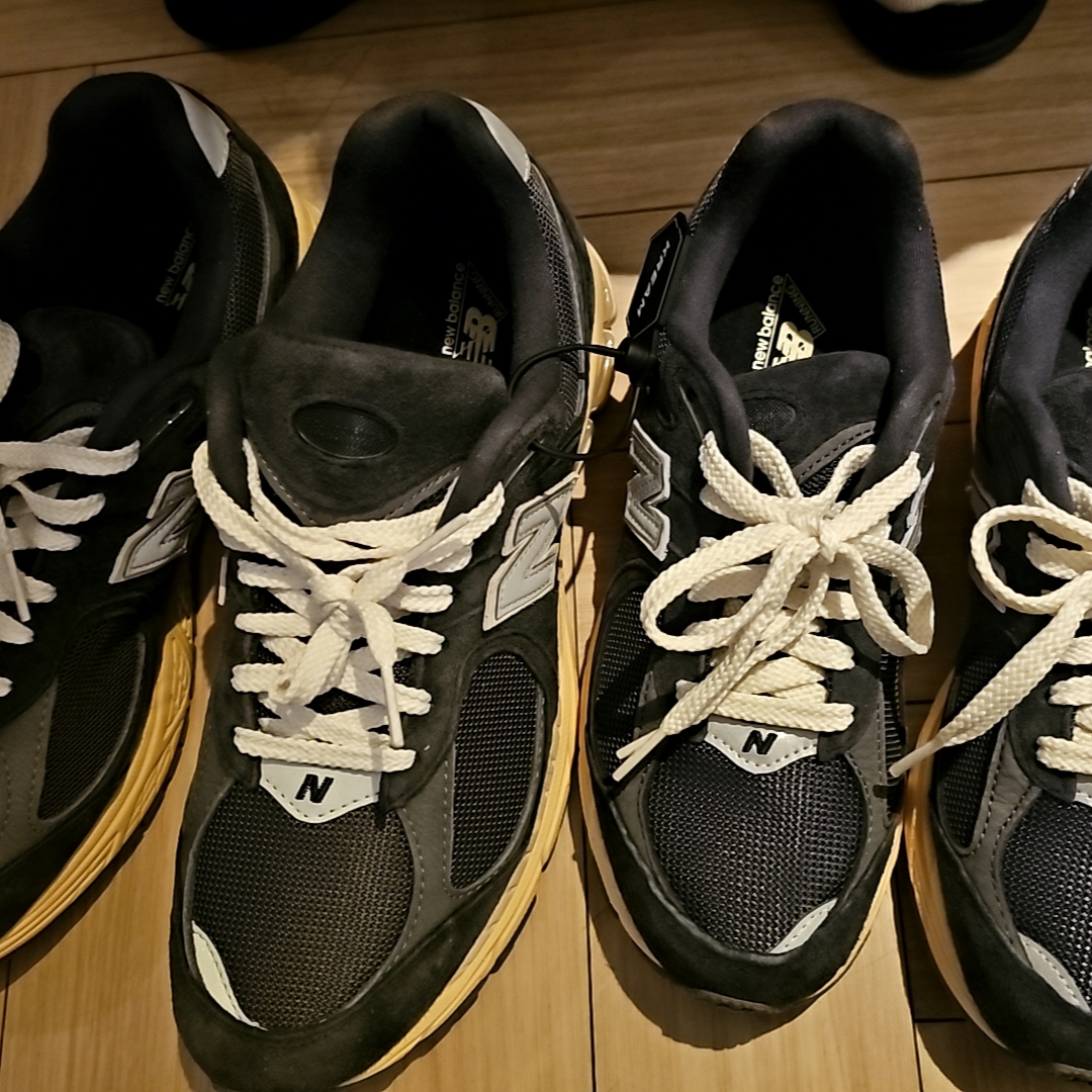 New Balance 2002R Special Vintage Black Grey 착용 스타일 - 1