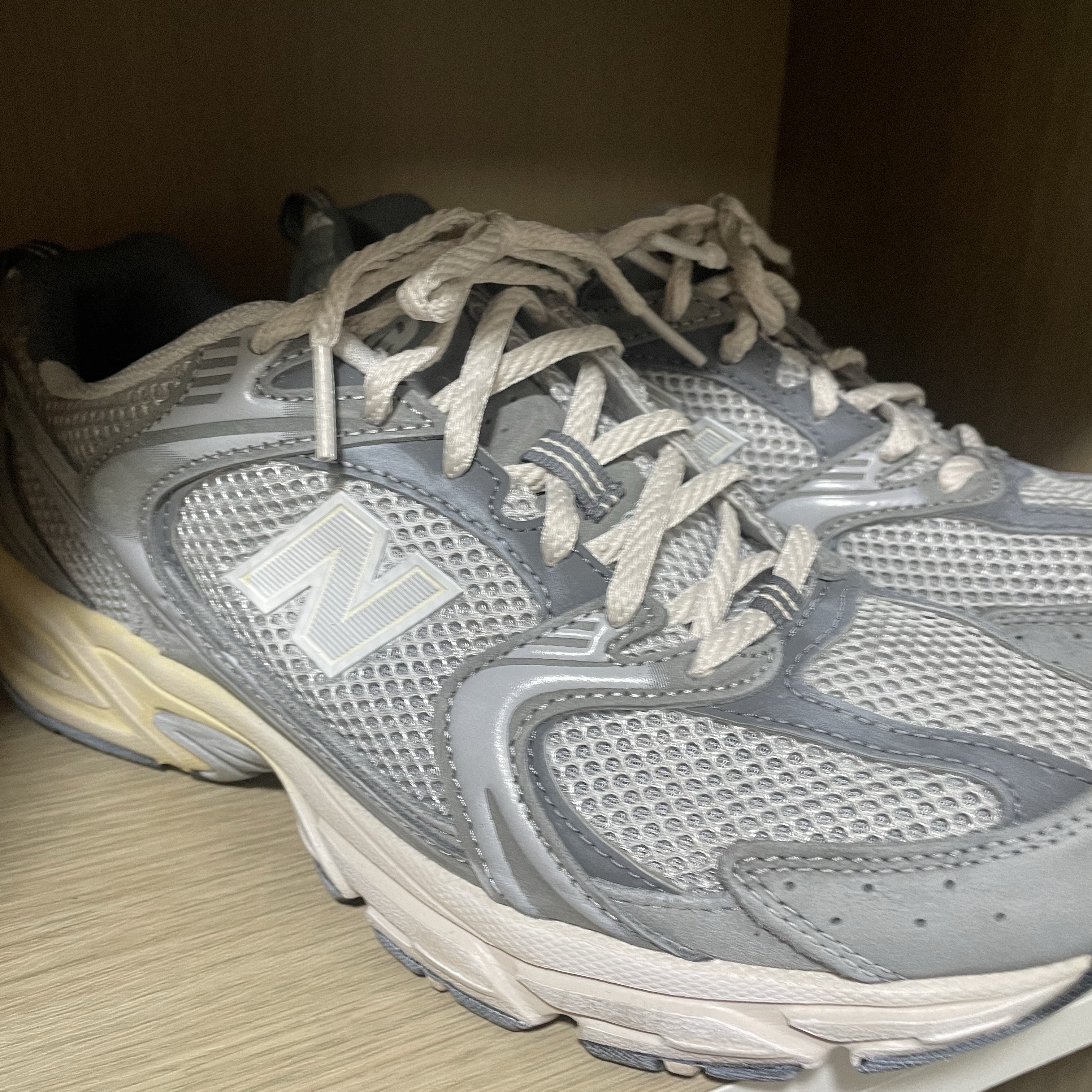 New Balance 530 Premium Vintage Grey Matter 착용 스타일