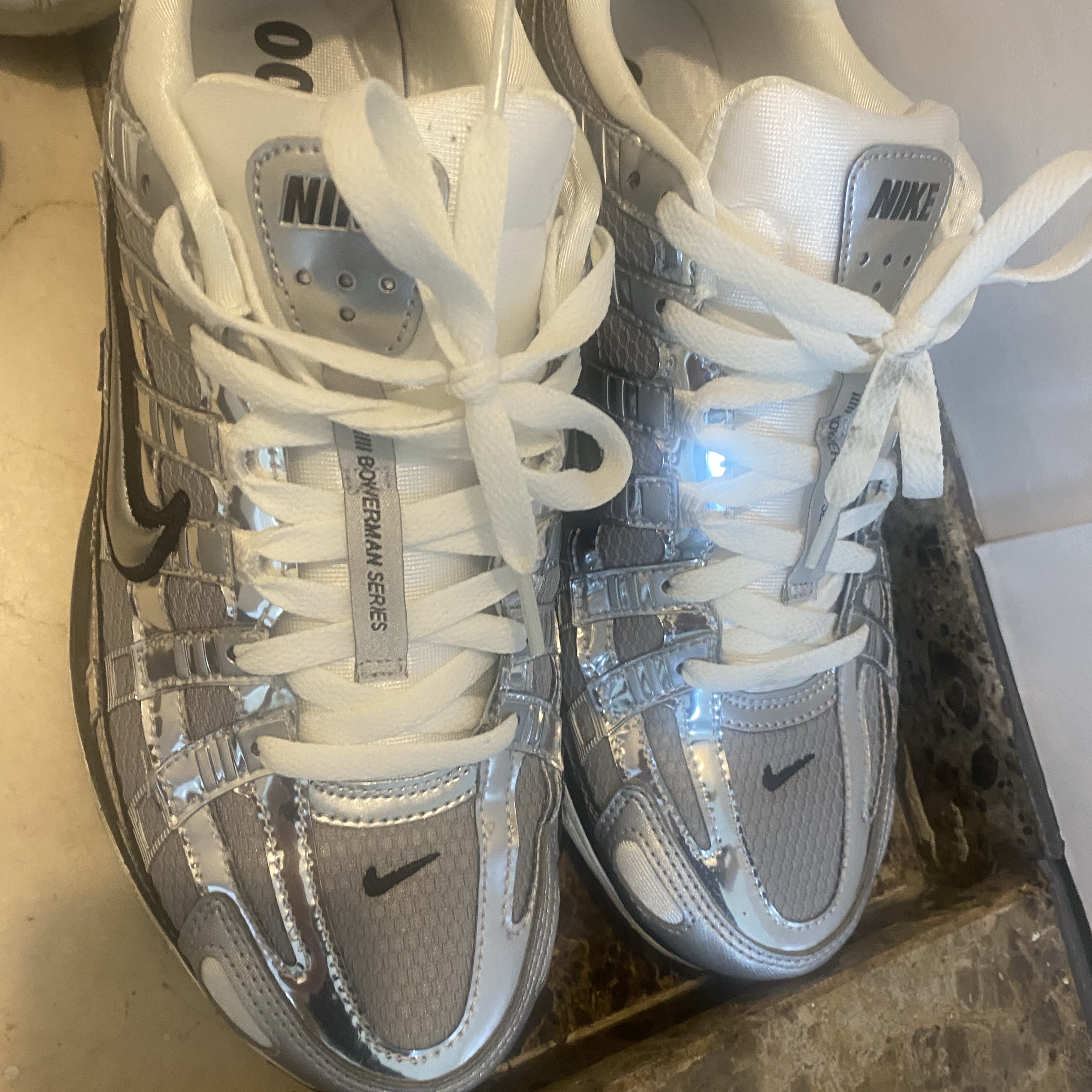 Nike P-6000 Metallic Silver 착용 스타일