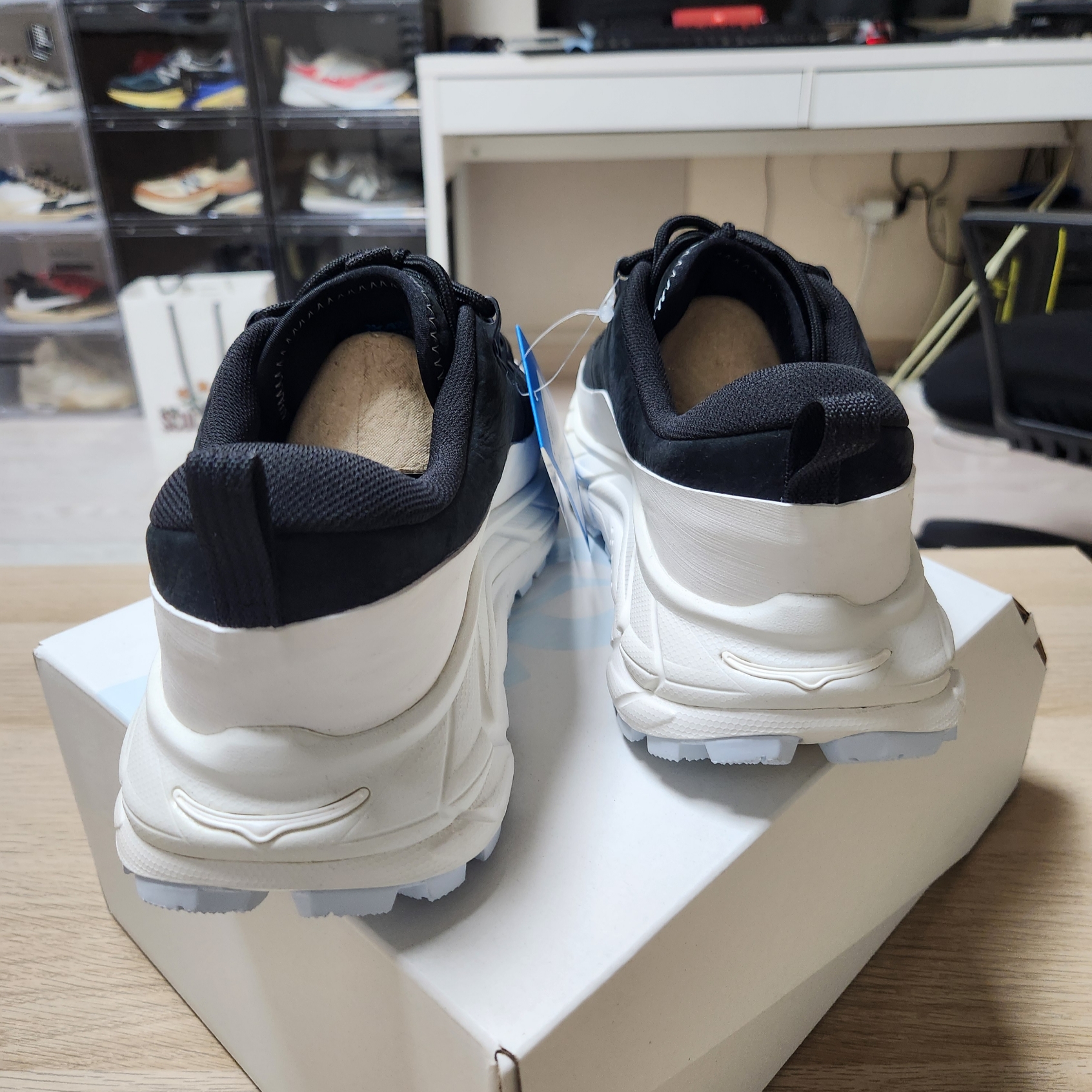 Hoka x Hidden Characters Tor Summit 2 Snow White Black 착용 스타일 - 4