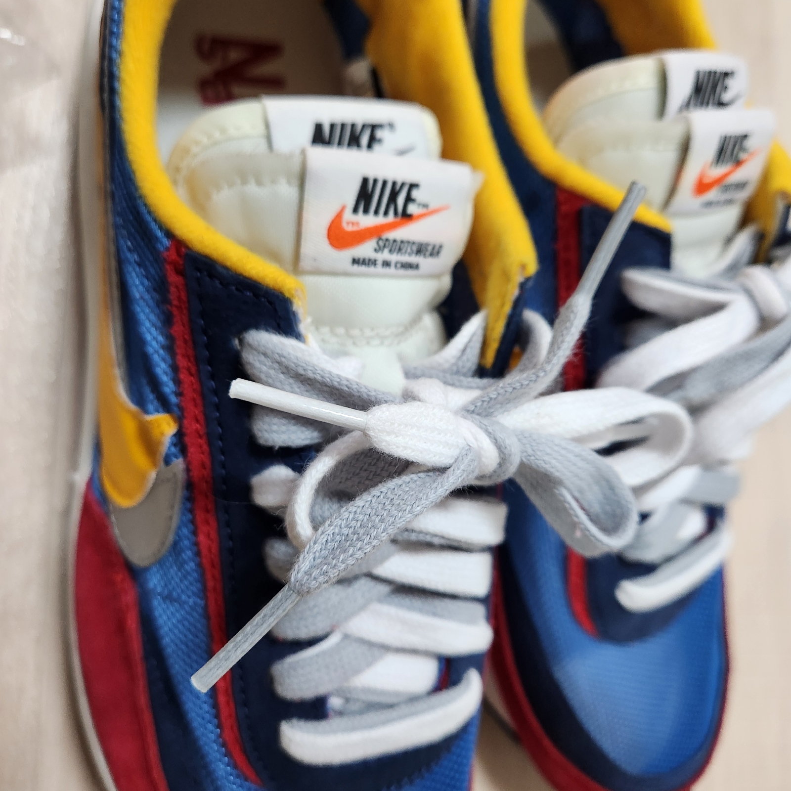 Nike x Sacai LDWaffle Blue Multi 착용 스타일 - 2