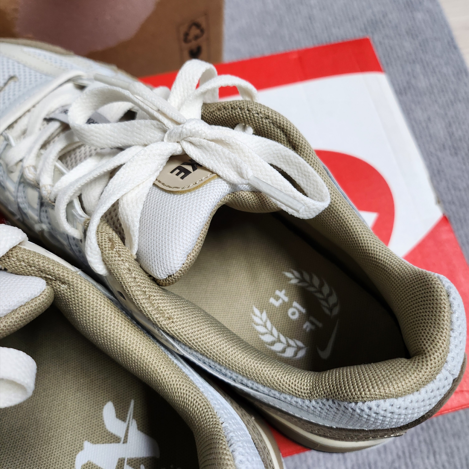 Nike P-6000 PRM Hangul Day Photon Dust Khaki 착용 스타일 - 1