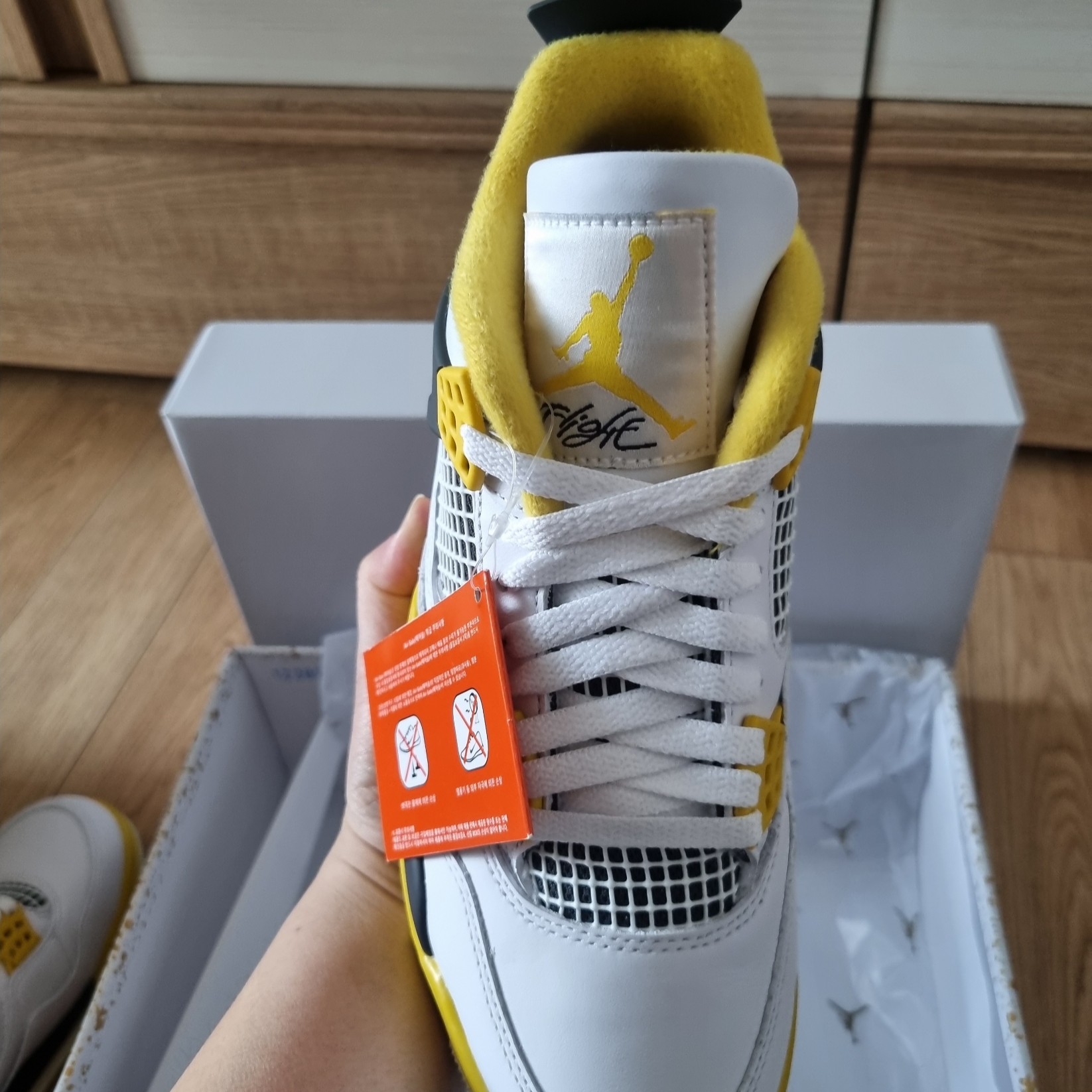 (W) Jordan 4 Retro Vivid Sulfur 착용 스타일 - 4