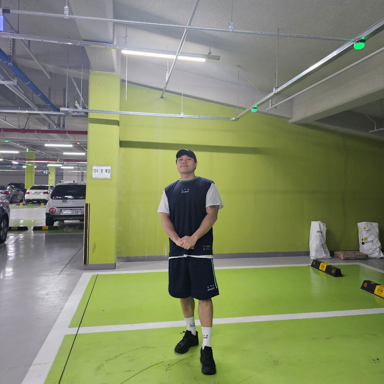 IAB Studio Reversible Jersey & Shorts Set Navy Green - 22FW, Stussy Basic New Era 9Twenty Basic Strapback Black 착용 스타일 - 1