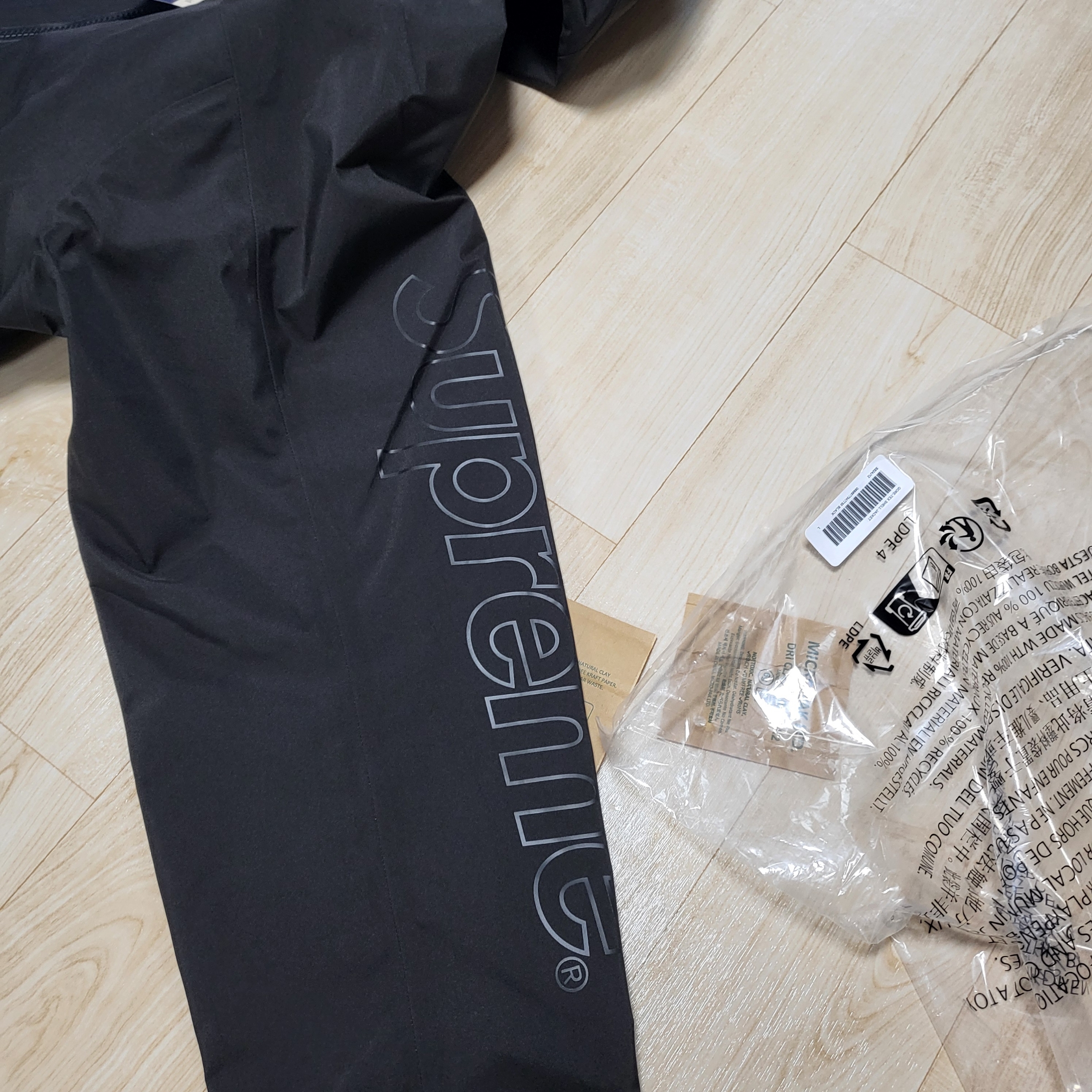 Supreme Gore-Tex Taped Seam Shell Jacket Black - 24SS 착용 스타일 - 2