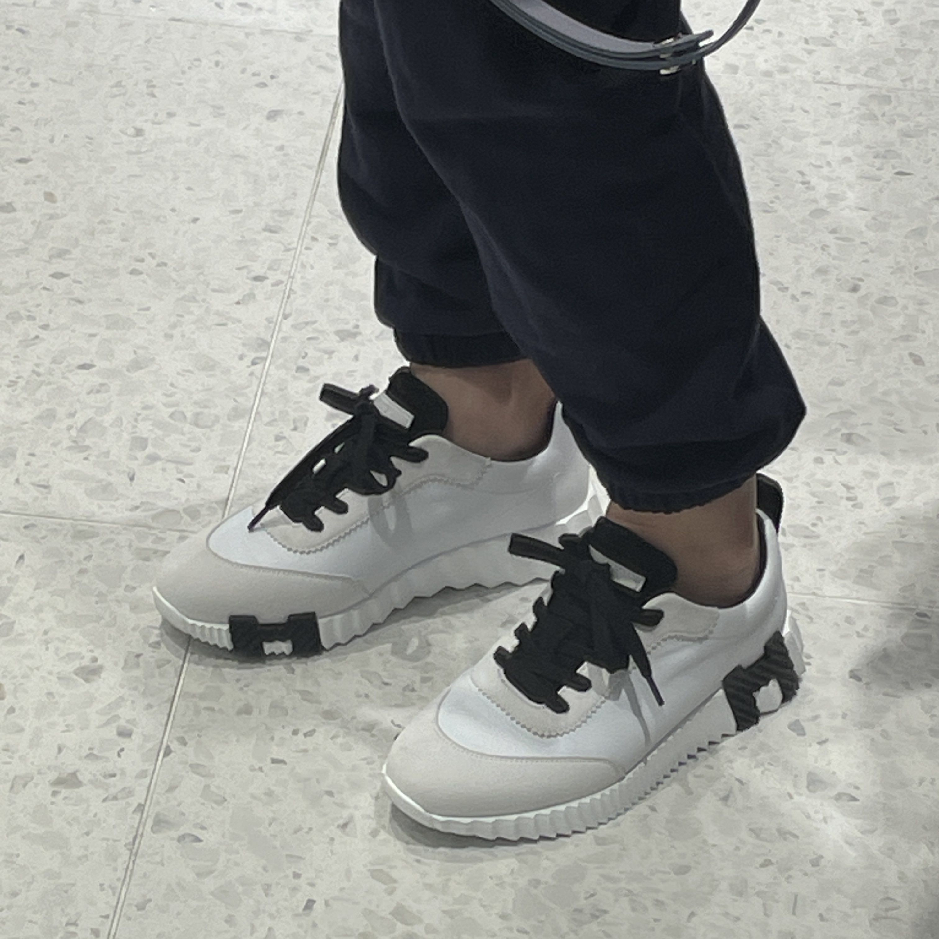 (W) Hermes Bouncing Sneakers Sport Suede Goatskin & Blanc Noir 착용 스타일