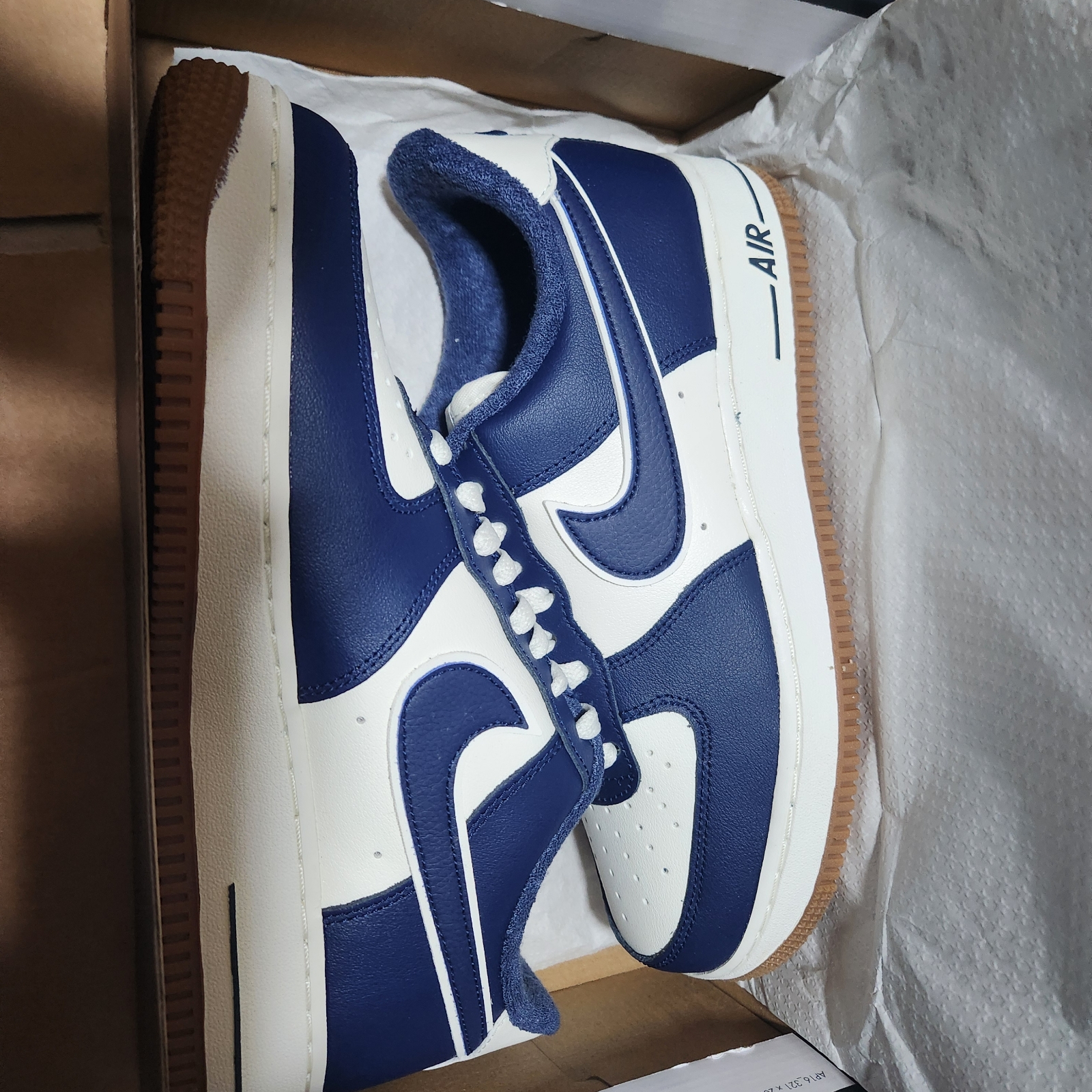 Nike Air Force 1 '07 LV8 Midnight Navy 착용 스타일