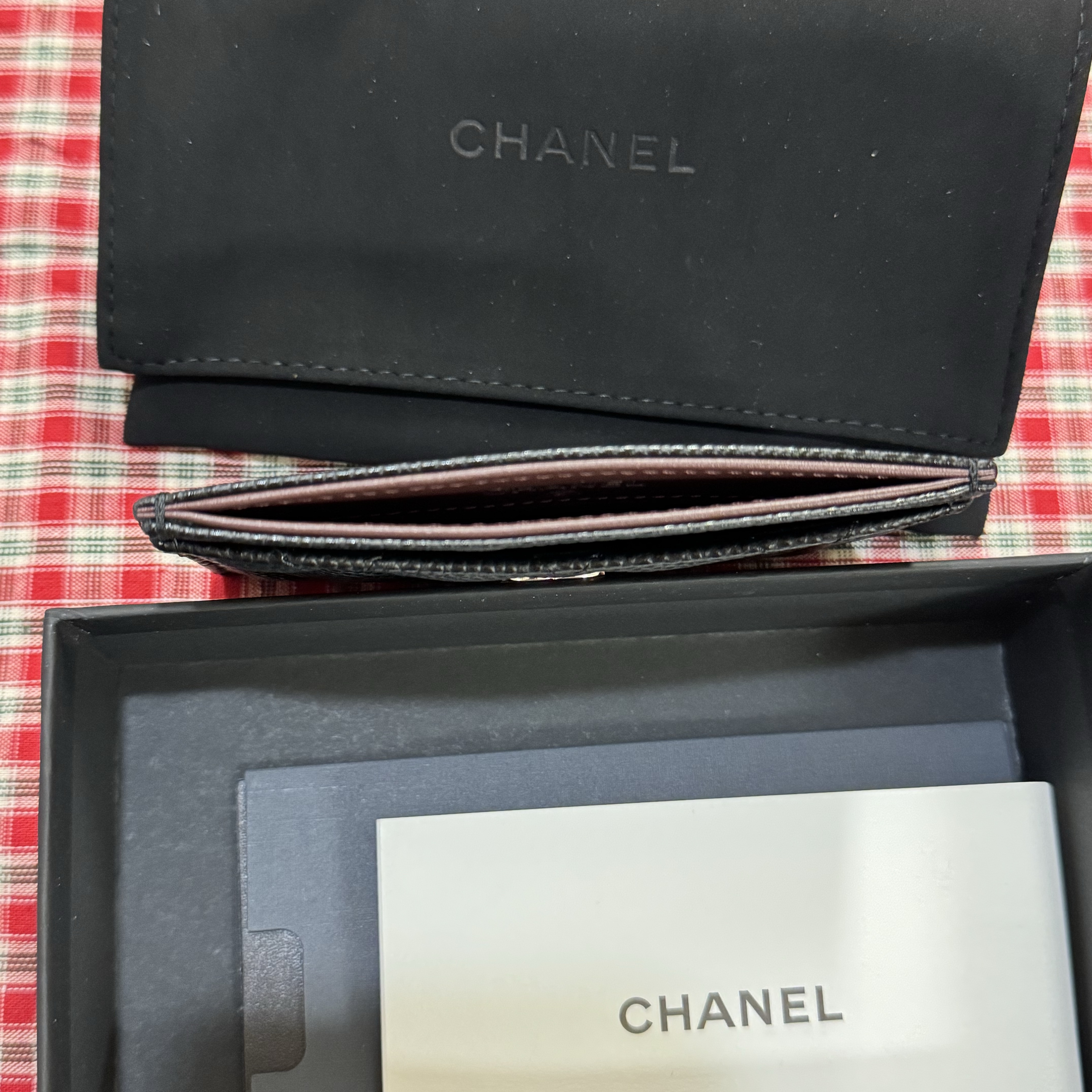 Chanel Classic Card Holder Grained Calfskin & Silver Black 착용 스타일