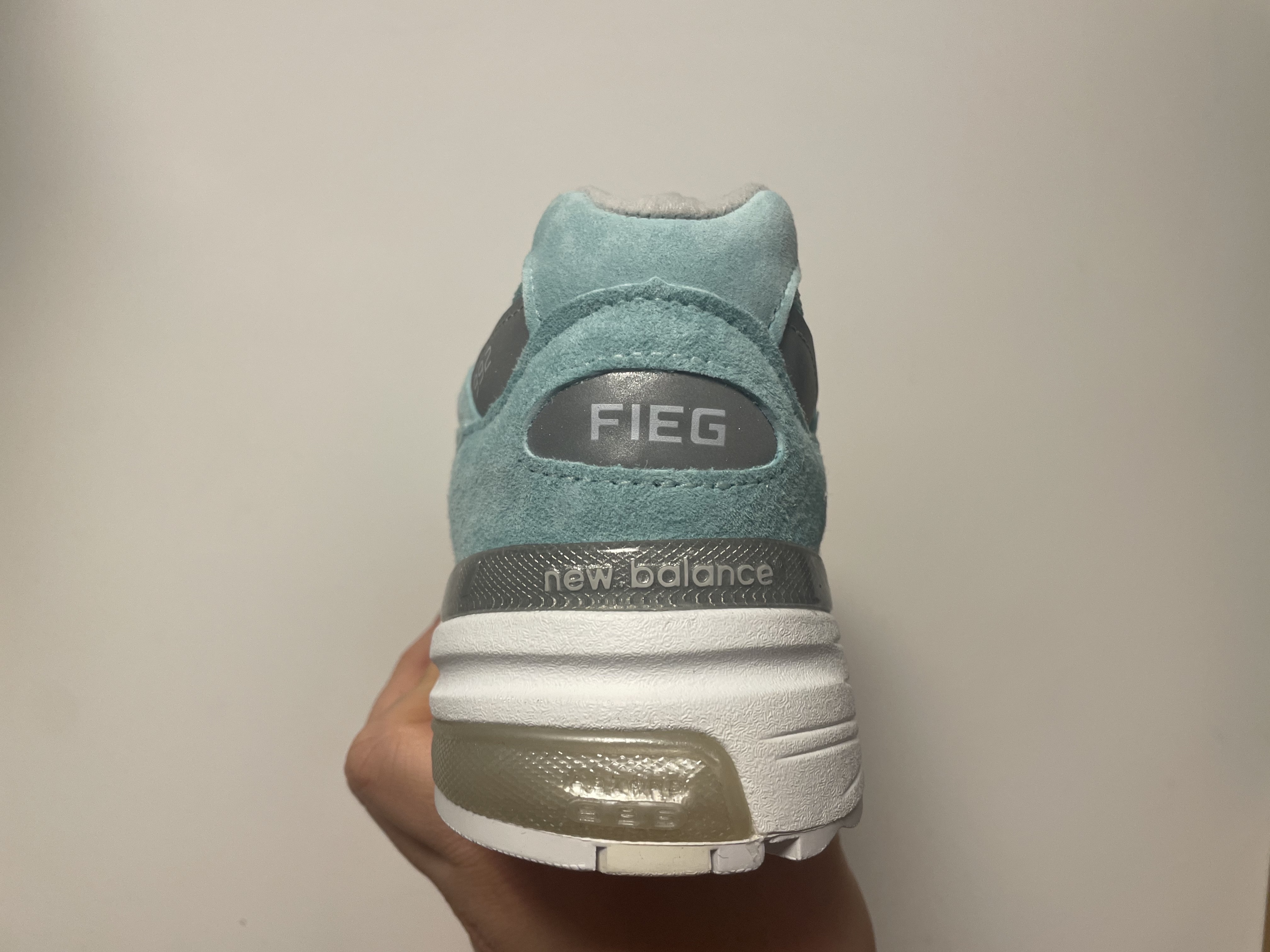 New Balance x Kith 992 Made in USA Kithmas Light Reef 착용 스타일 - 5