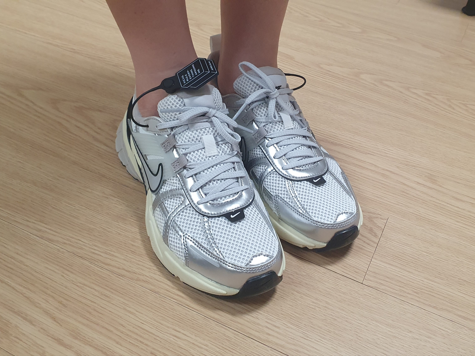 Nike V2K Run Summit White Metallic Silver 착용 스타일 - 2