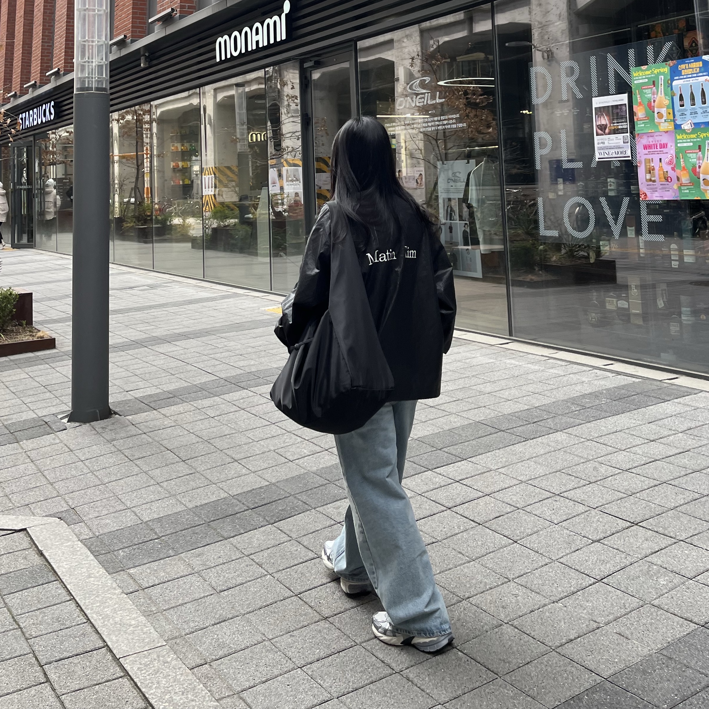 (W) Matin Kim Logo Coating Jumper Black 착용 스타일