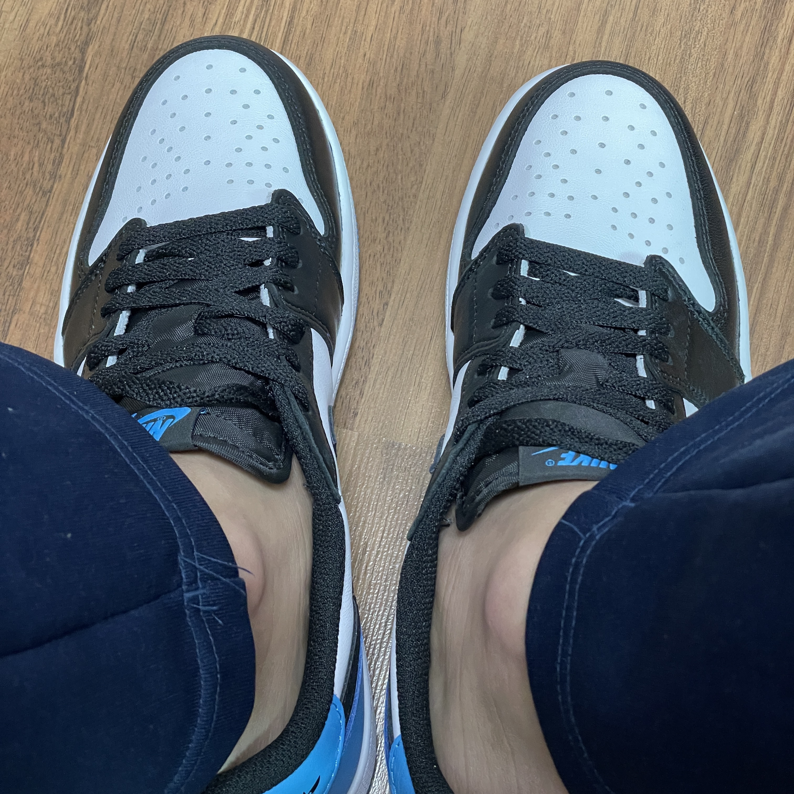 Jordan 1 Retro Low OG Black and Dark Powder Blue 착용 스타일 - 1