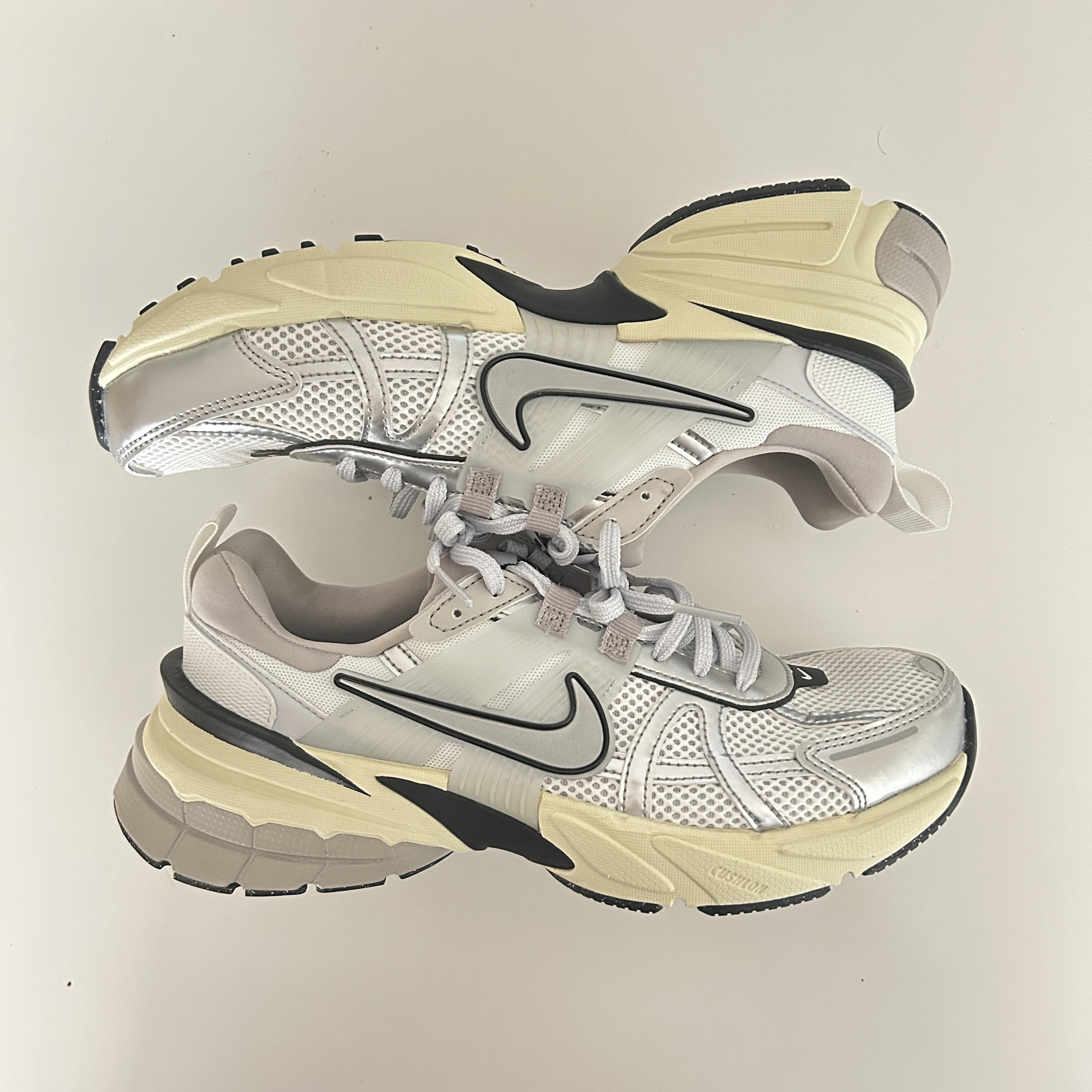 Nike V2K Run Summit White Metallic Silver 착용 스타일 - 1