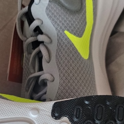 Nike Revolution 7 Smoke Grey Bolt 착용 스타일