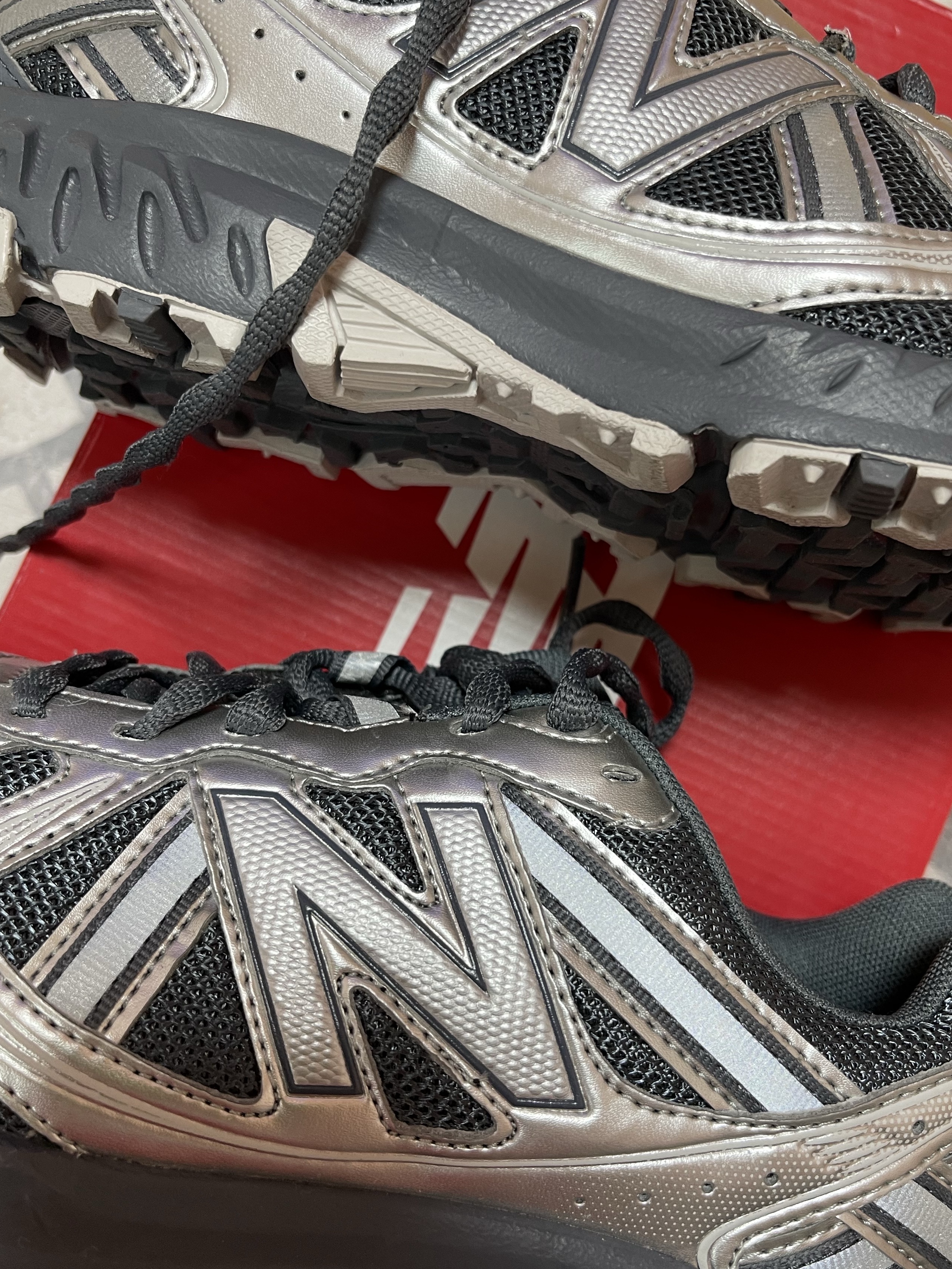 Nike V2K Run Pure Platinum Wolf Grey, New Balance 410v5 Black Silver - 2E Wide 착용 스타일 - 3