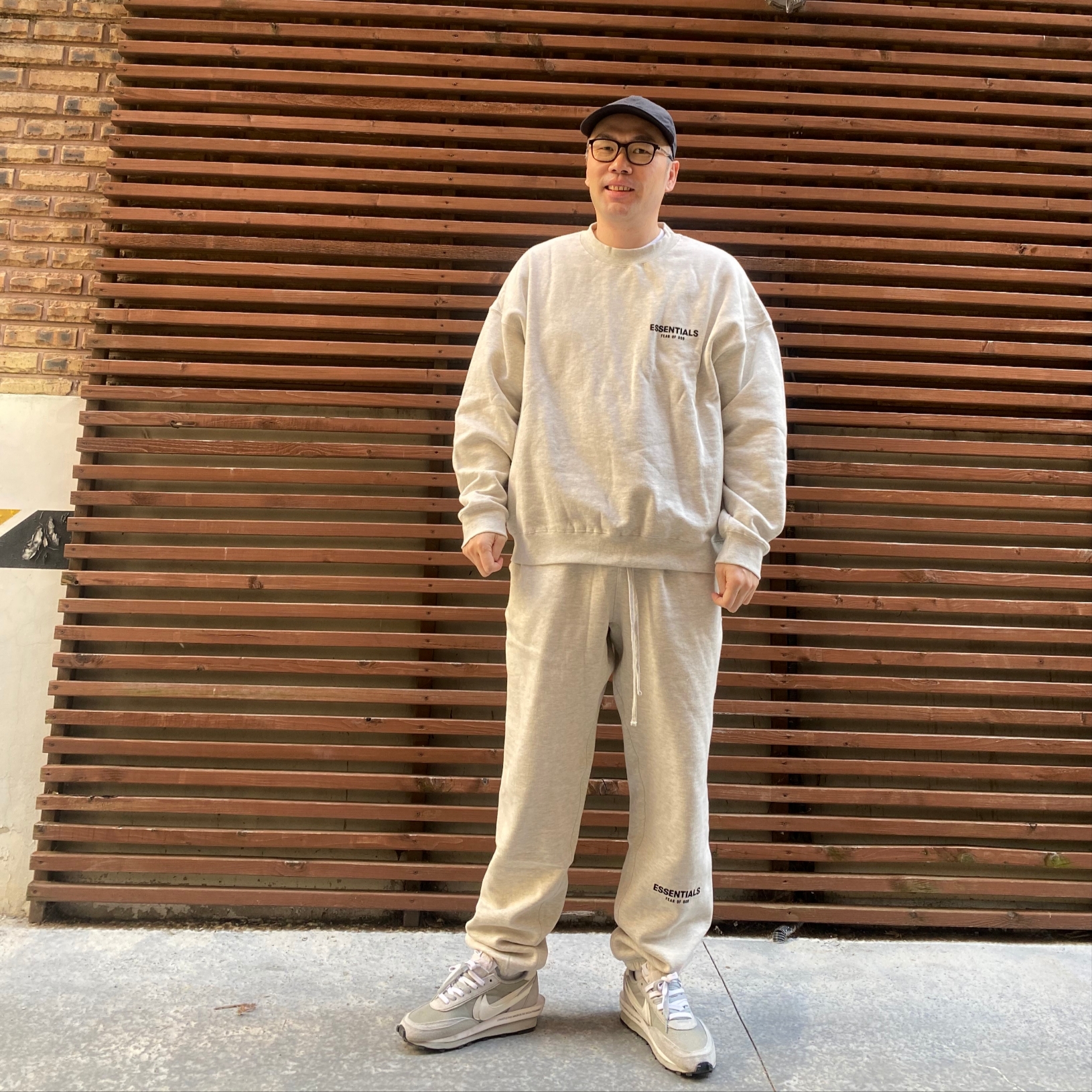 Essentials The Core Collection Crewneck Sweatshirt Light Oatmeal, Essentials The Core Collection Sweatpants Light Oatmeal 착용 스타일 - 1
