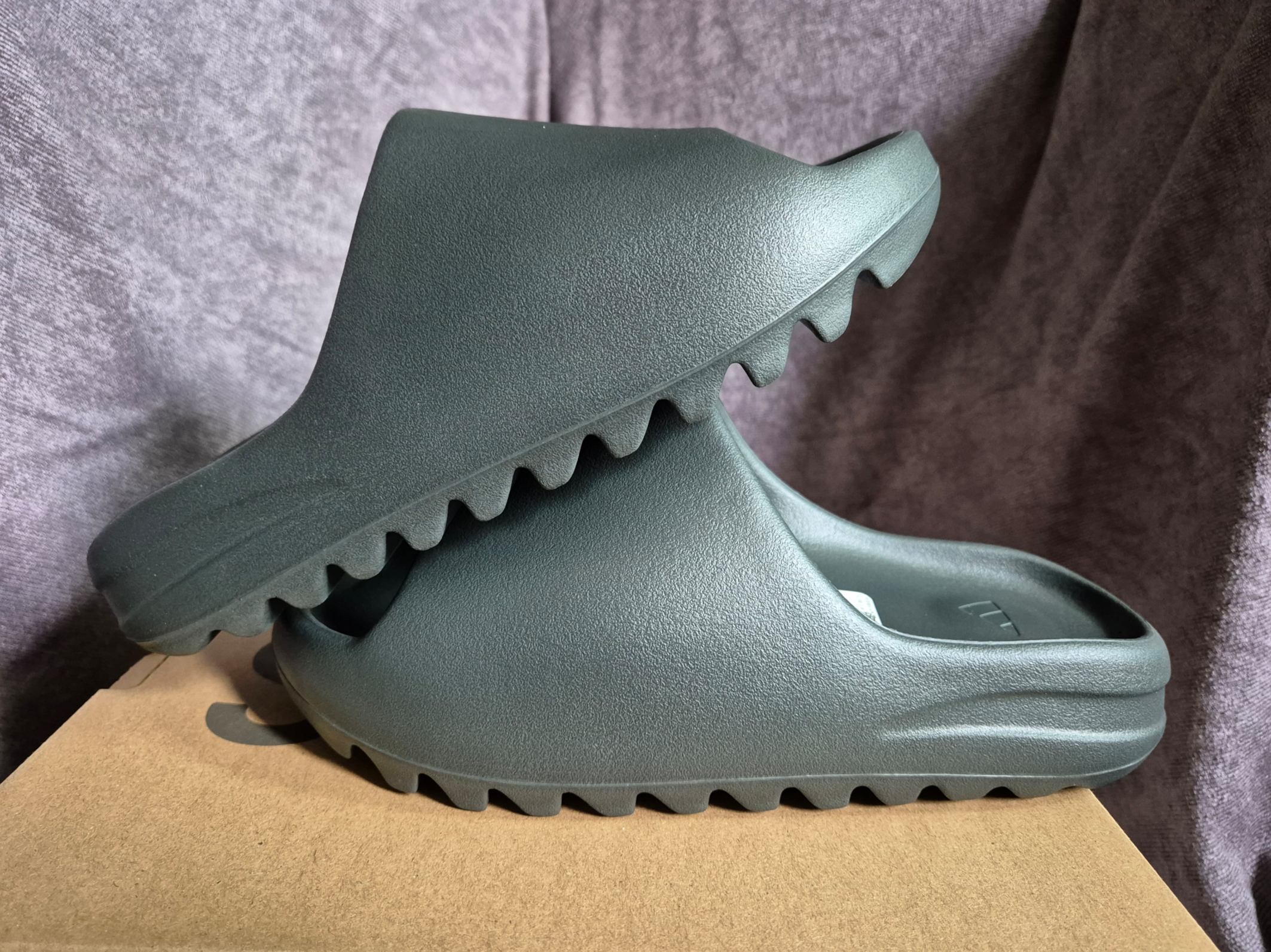 Adidas Yeezy Slide Dark Onyx 2024 착용 스타일 - 1