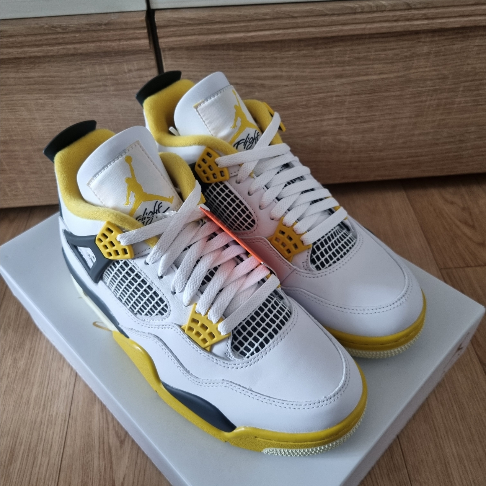 (W) Jordan 4 Retro Vivid Sulfur 착용 스타일 - 1