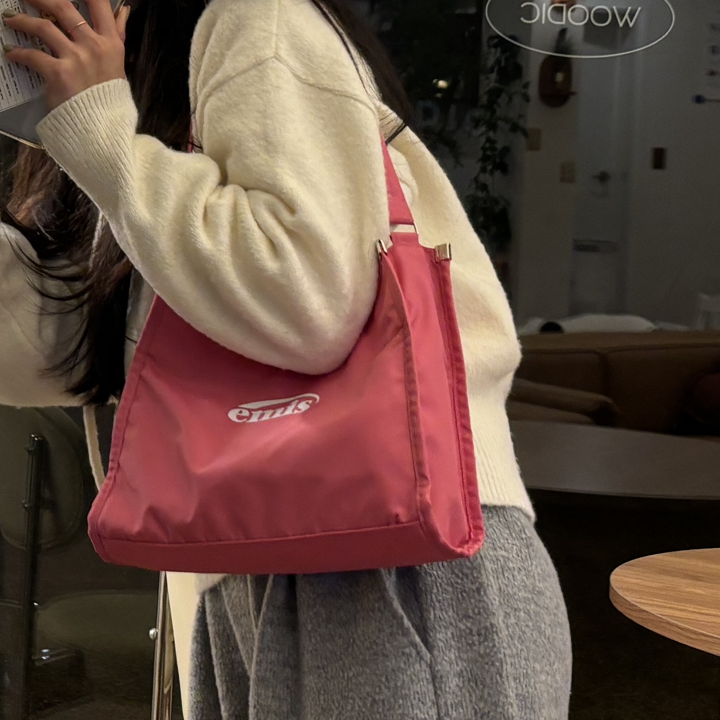Emis Square Hobo Bag Ivory 착용 스타일