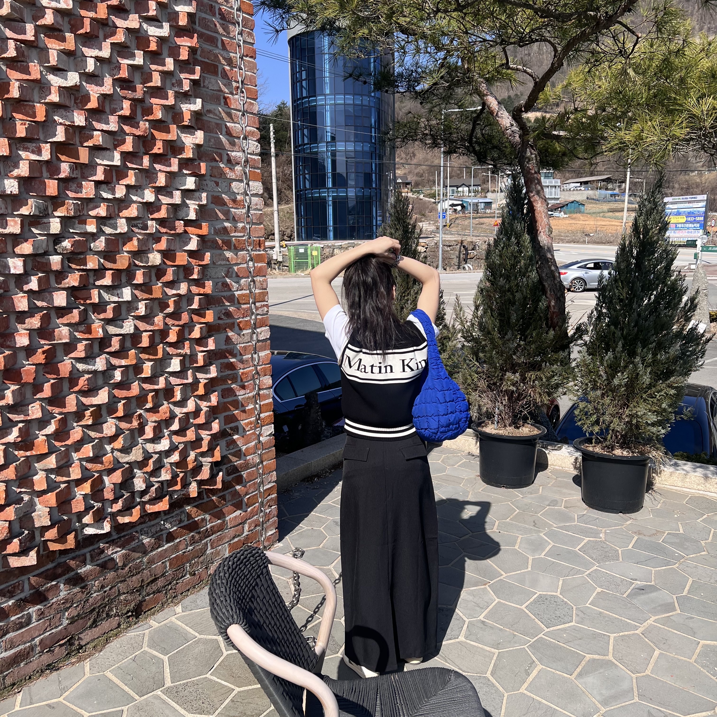 (W) Matin Kim Spell Point Stripe Knit Vest Black, COS Quilted Mini Bag Blue 착용 스타일 - 5