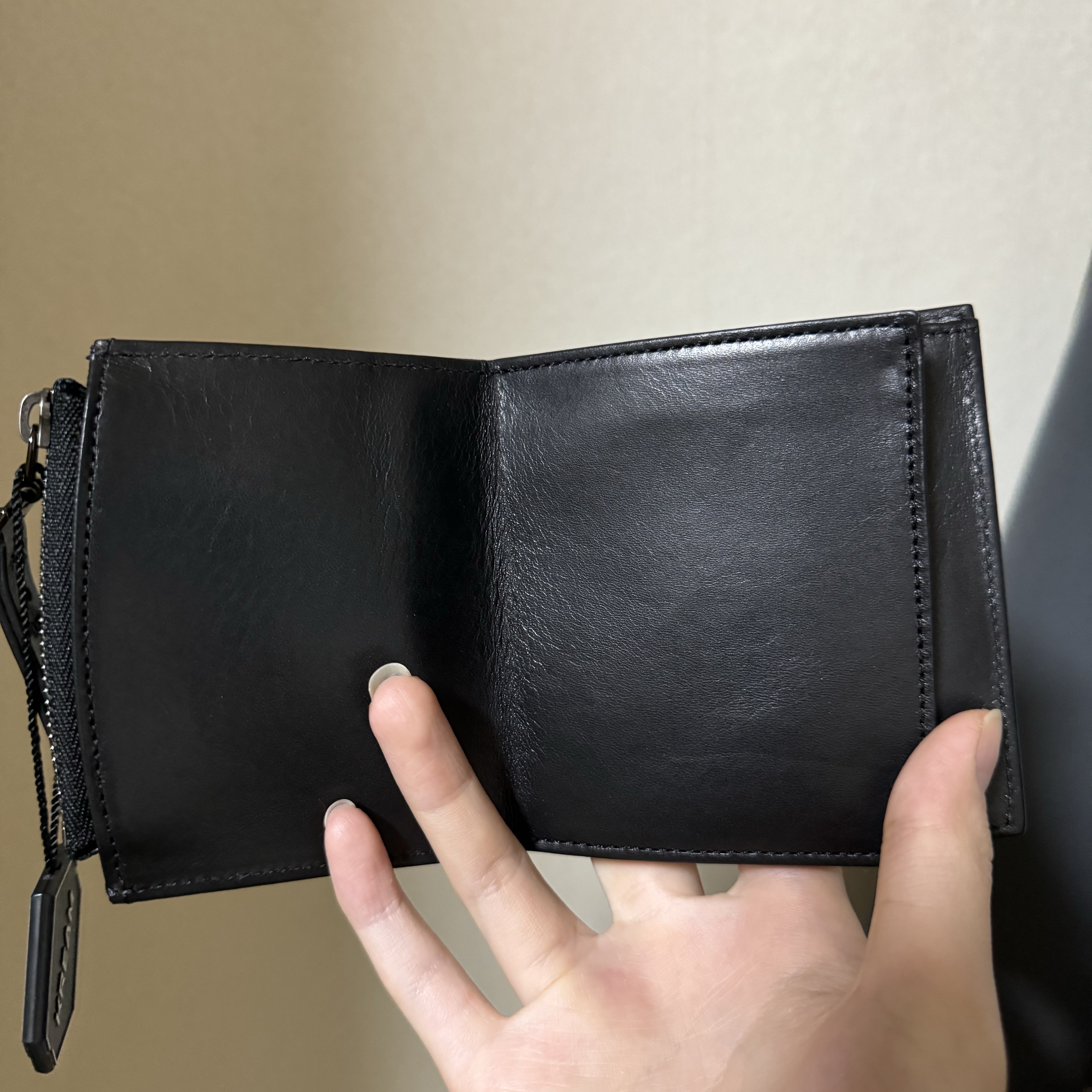 Maison Margiela Folded Leather Wallet Black 착용 스타일 - 3