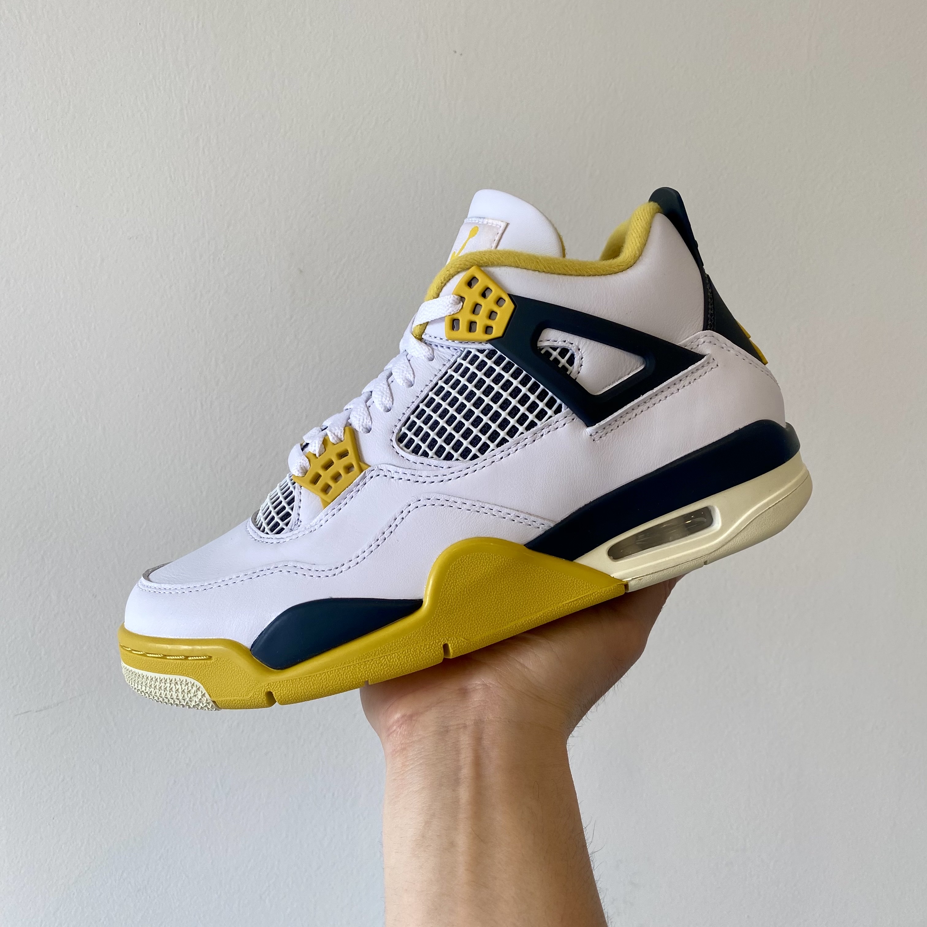 (W) Jordan 4 Retro Vivid Sulfur 착용 스타일 - 1