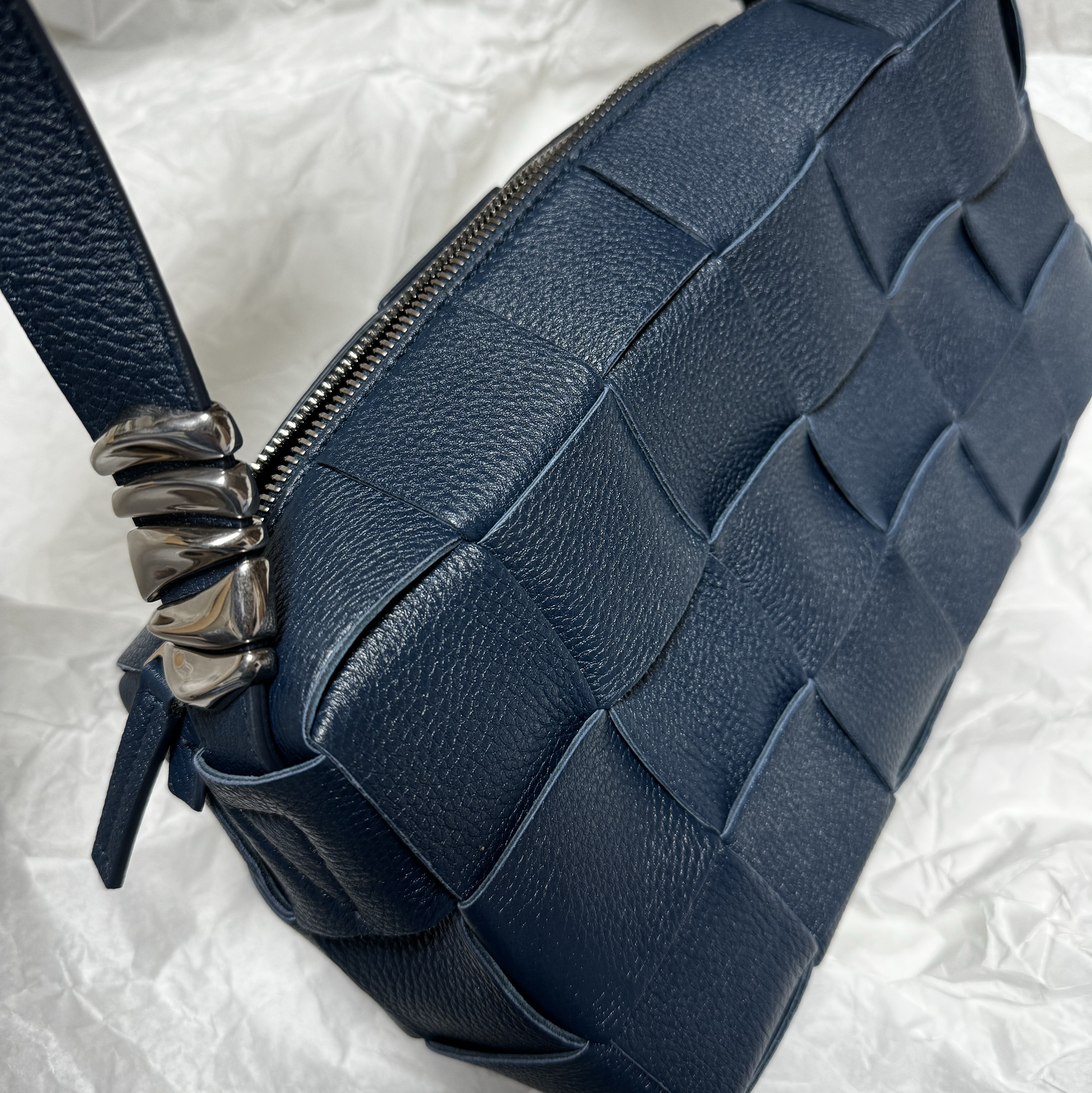 Bottega Veneta Brick Cassette Shoulder Bag Deep Blue 착용 스타일
