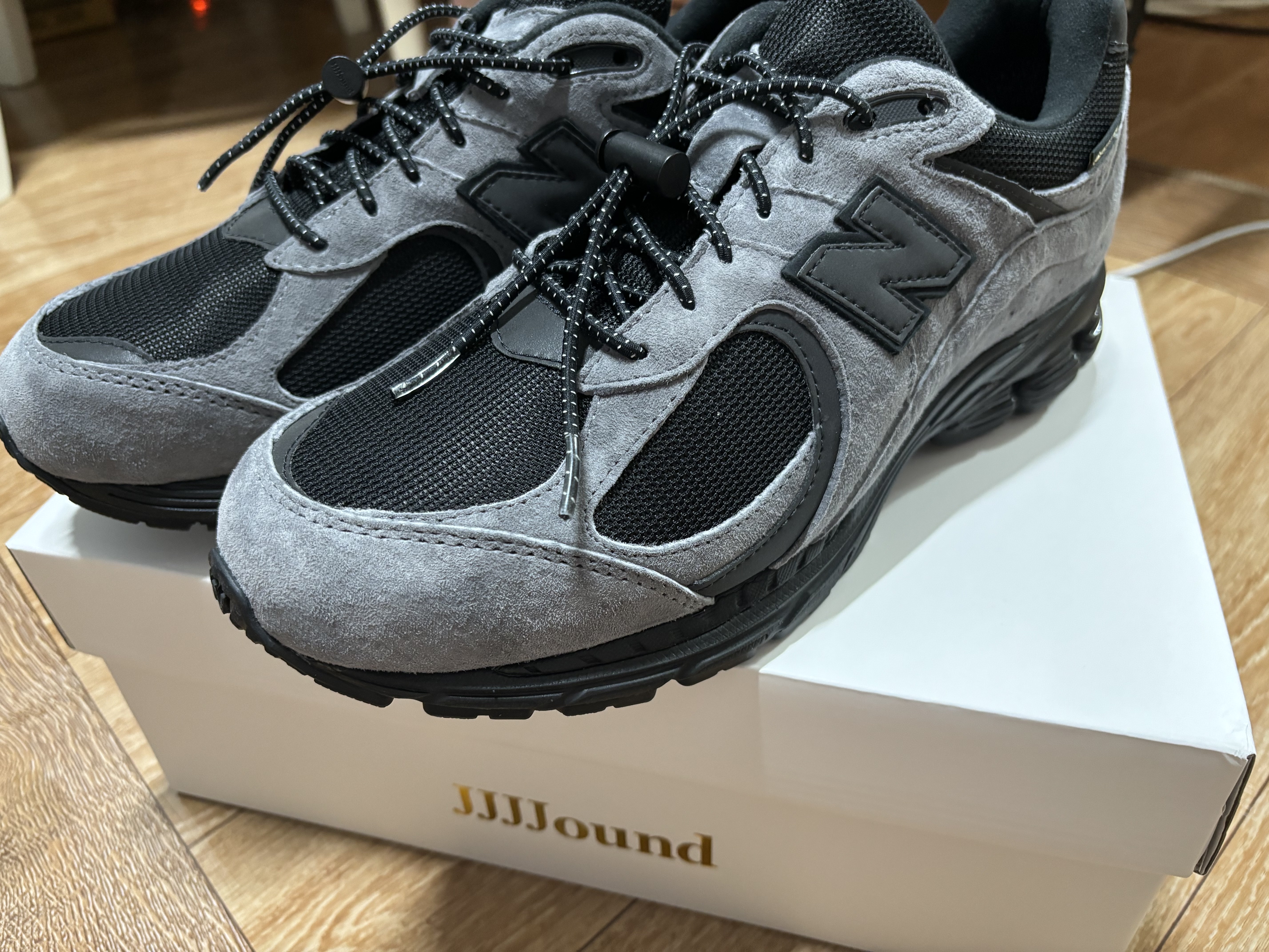 New Balance x JJJJound 2002R Gore-Tex Charcoal 착용 스타일