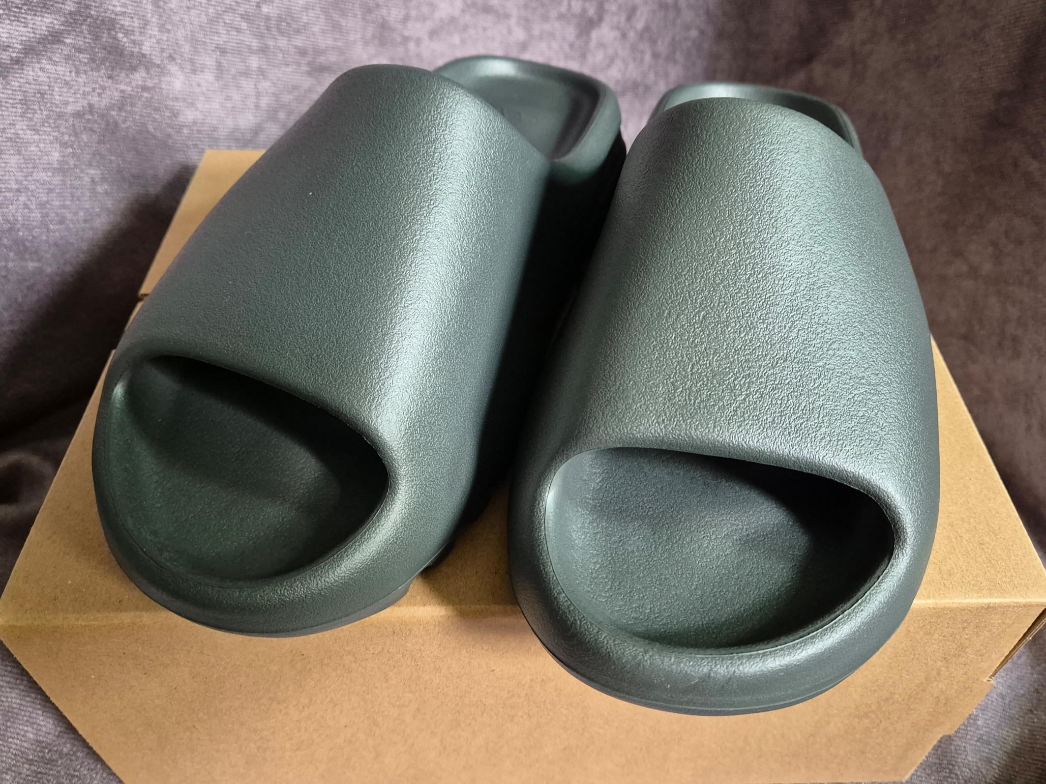 Adidas Yeezy Slide Dark Onyx 2024 착용 스타일 - 2