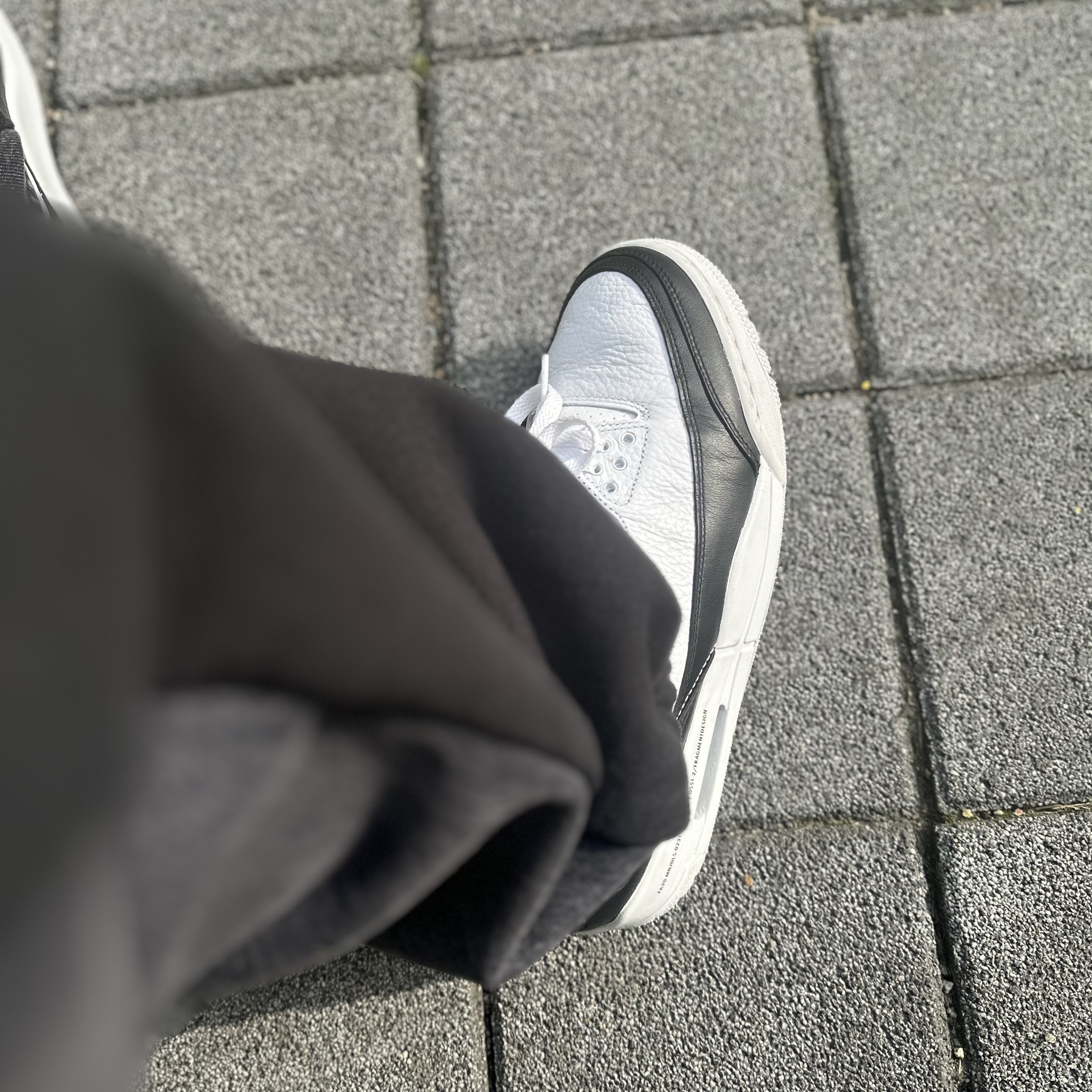 Supreme x Bless Sweatpant Jean Black - 23FW, Jordan 3 x Fragment Retro SP White Black 착용 스타일 - 1